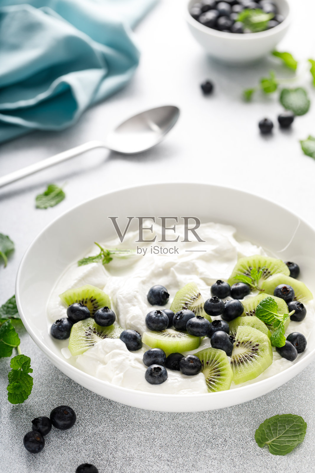 白色纯希腊酸奶，新鲜蓝莓和猕猴桃照片摄影图片
