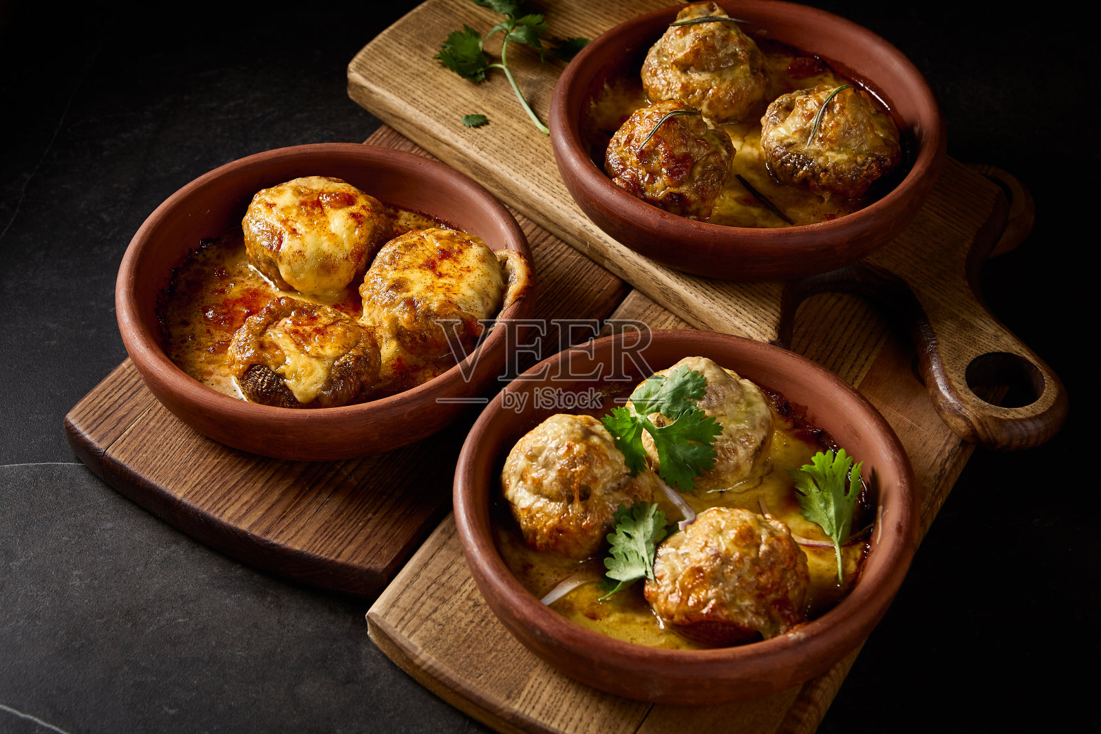 美味的烤蘑菇的横向视图，大量填充了suluguni奶酪和肉，呈现在木板上，捕捉了极简主义格鲁吉亚烹饪艺术的精髓照片摄影图片