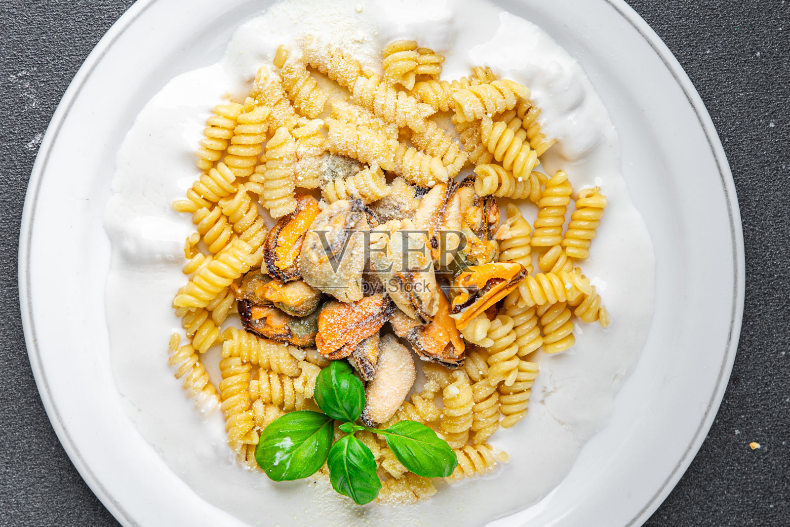 意大利通心粉配贻贝海鲜地中海美食美味新鲜美味健康饮食烹饪开胃餐食品照片摄影图片