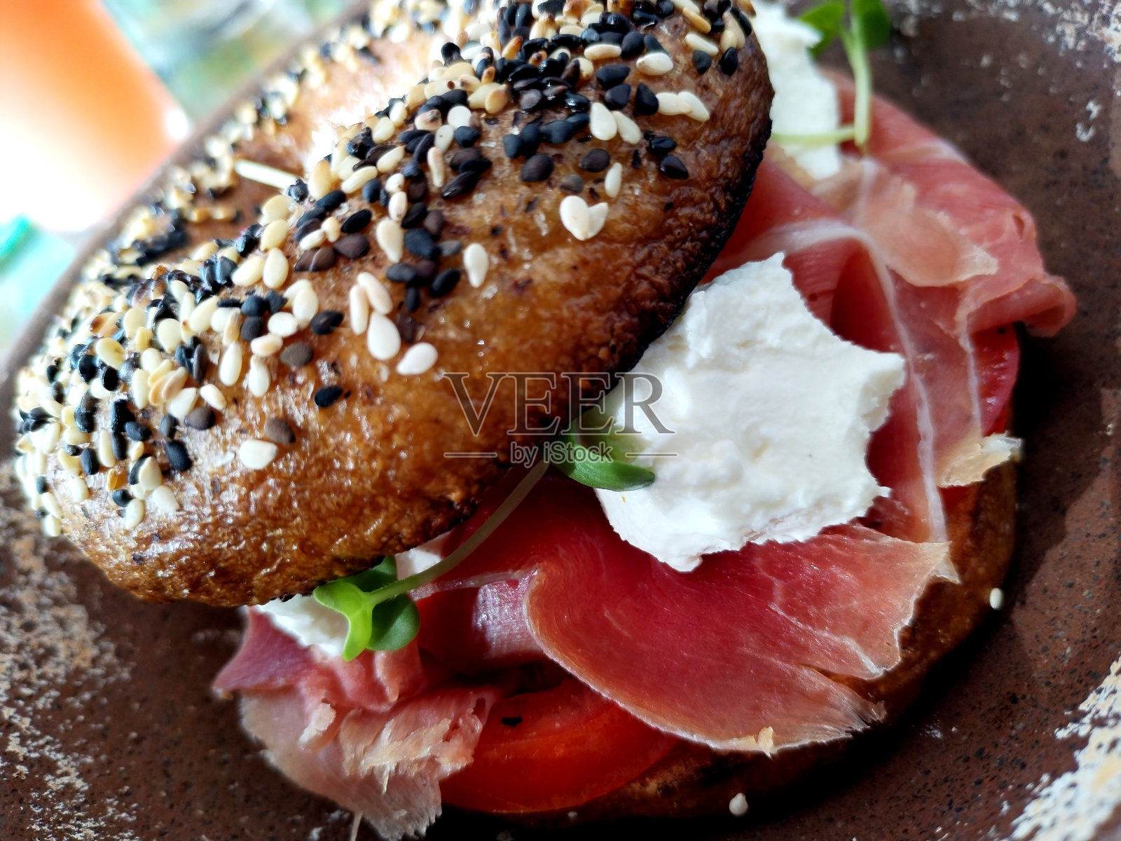 百吉饼配jamón塞拉诺山羊奶酪和芝麻菜照片摄影图片