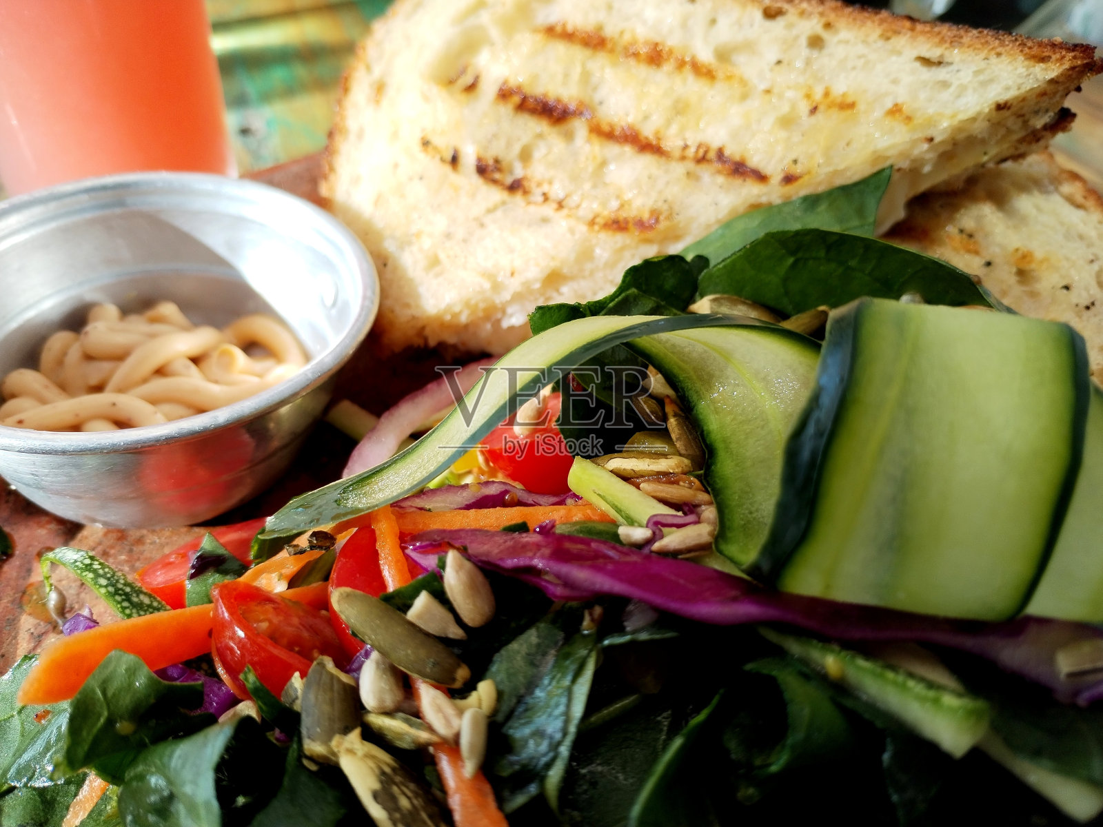 烤奶酪三明治配酸面包和配菜沙拉生菜，黄瓜籽和墨西哥辣酱照片摄影图片