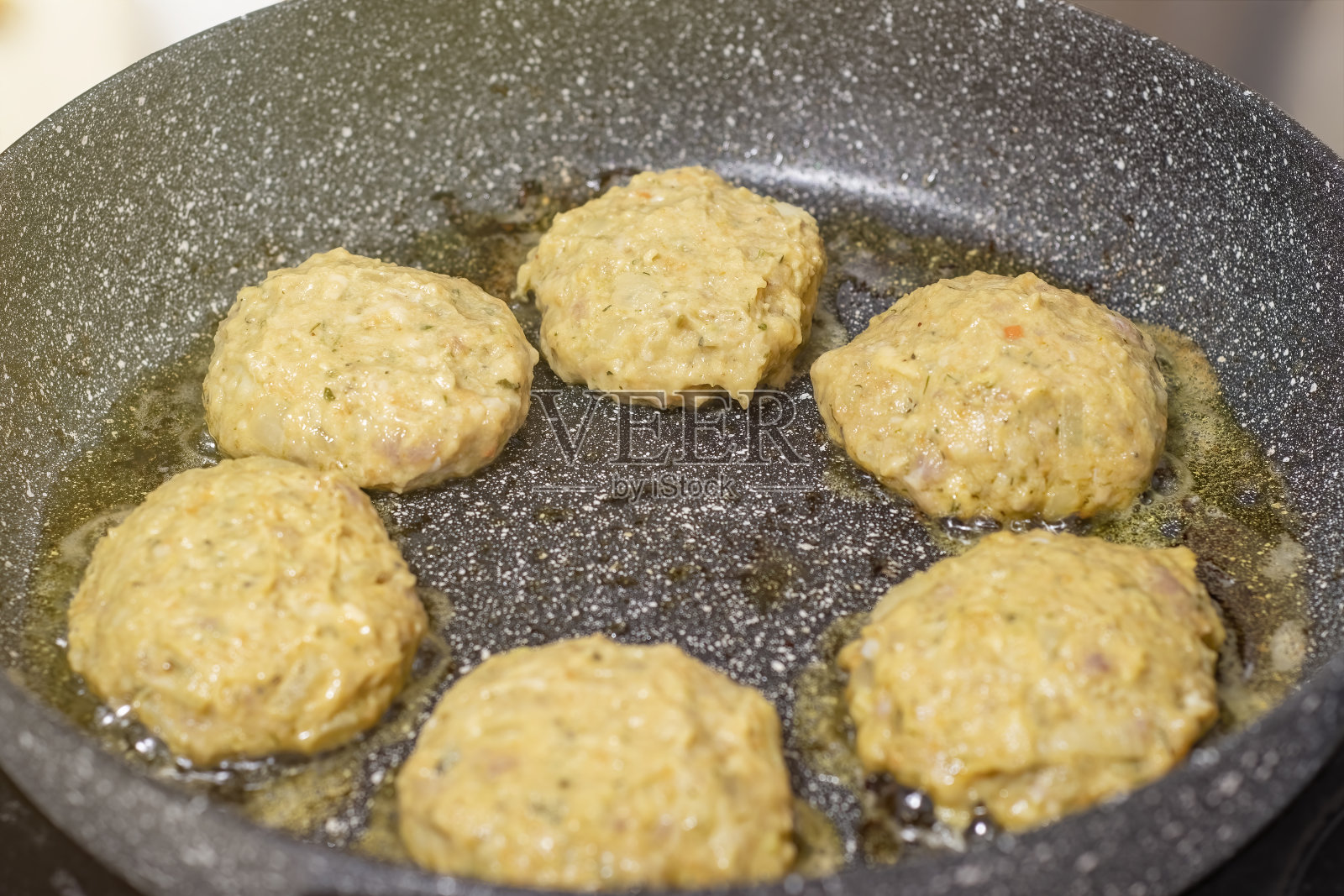 自制肉末在煎锅里煎。照片摄影图片