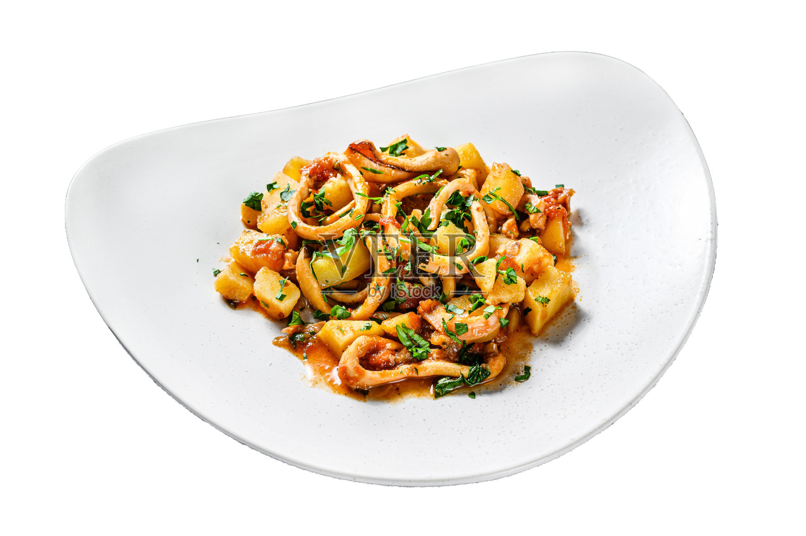 烤鱿鱼配土豆和西红柿。意大利菜。孤立在白色背景上。前视图。照片摄影图片