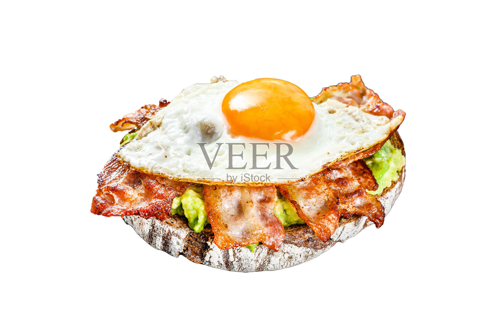 牛油果、煎培根和鸡蛋的开放式三明治。孤立在白色背景上。前视图。照片摄影图片