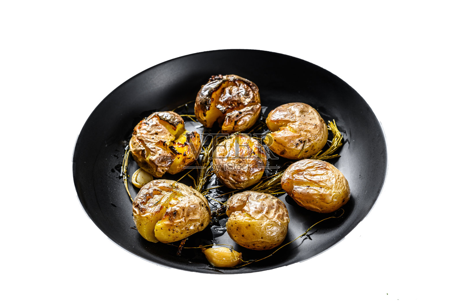 用迷迭香烤制的小土豆。孤立在白色背景上。前视图。照片摄影图片