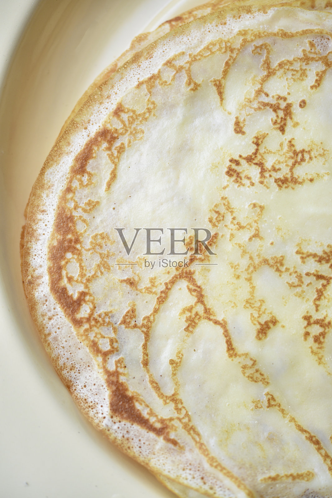 美味的煎饼。带皮的煎薄饼。煎饼。照片摄影图片