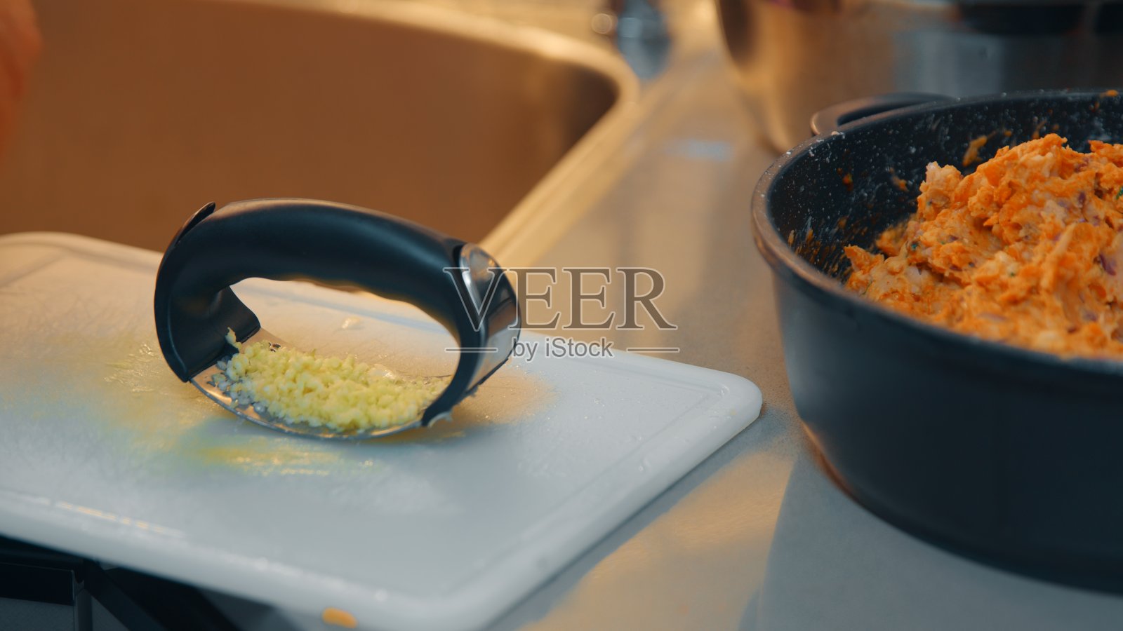 用大蒜做美味的晚餐照片摄影图片