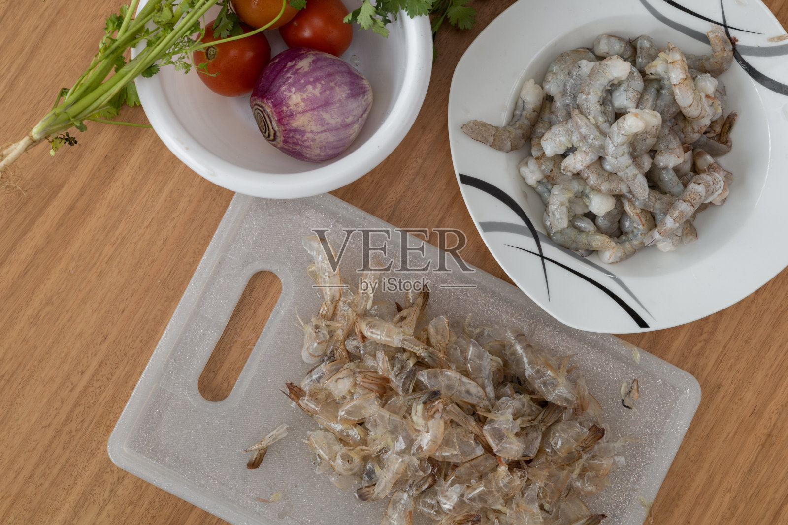 健康食材，详细的去皮虾、贝壳、蔬菜、海鲜餐厅照片摄影图片
