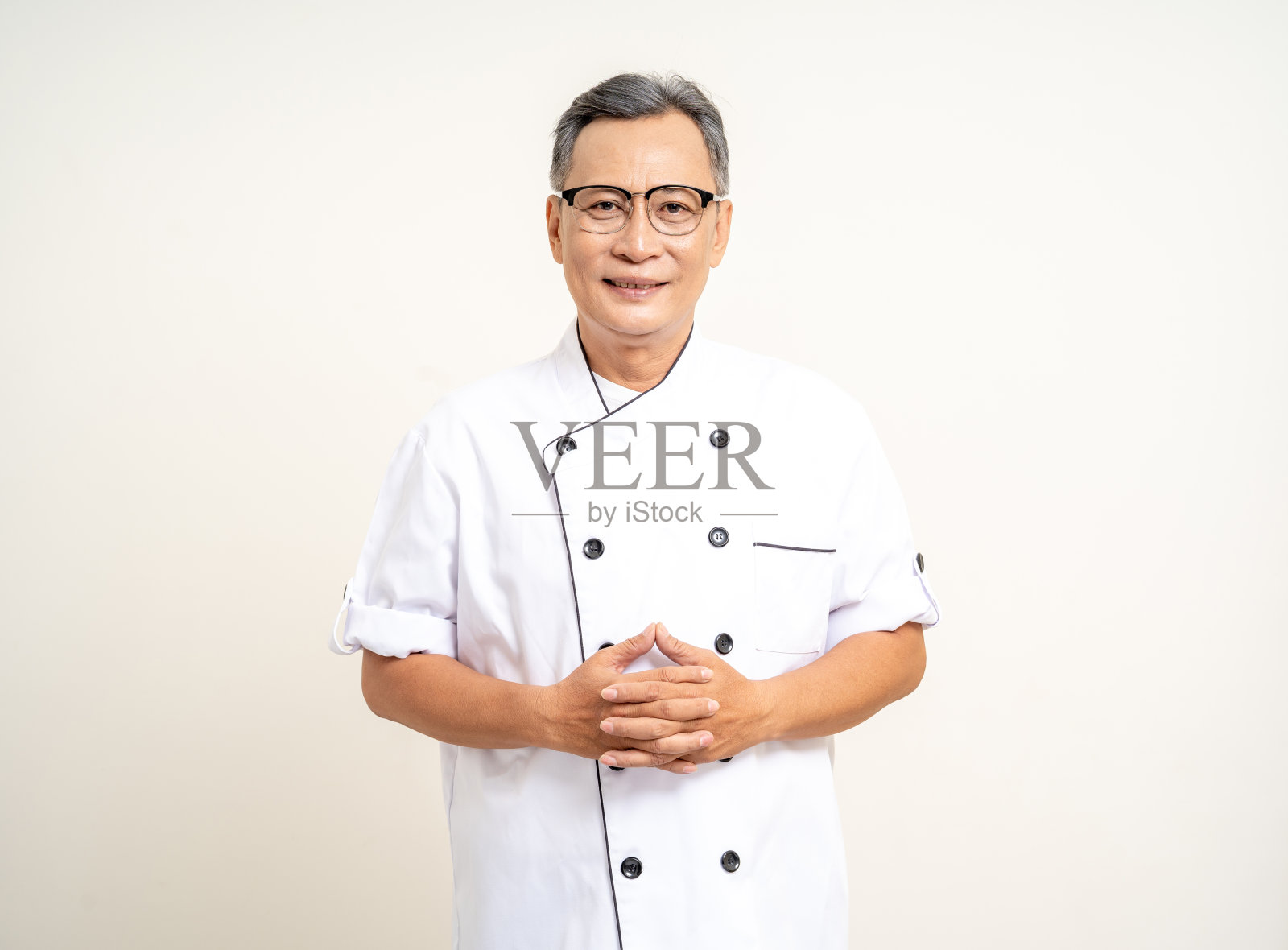 英俊的高级厨师亚洲成熟的老人手臂交叉站在孤立的白色背景。快乐的肖像，快乐的微笑资深亚洲人。成熟的人和生活方式照片摄影图片