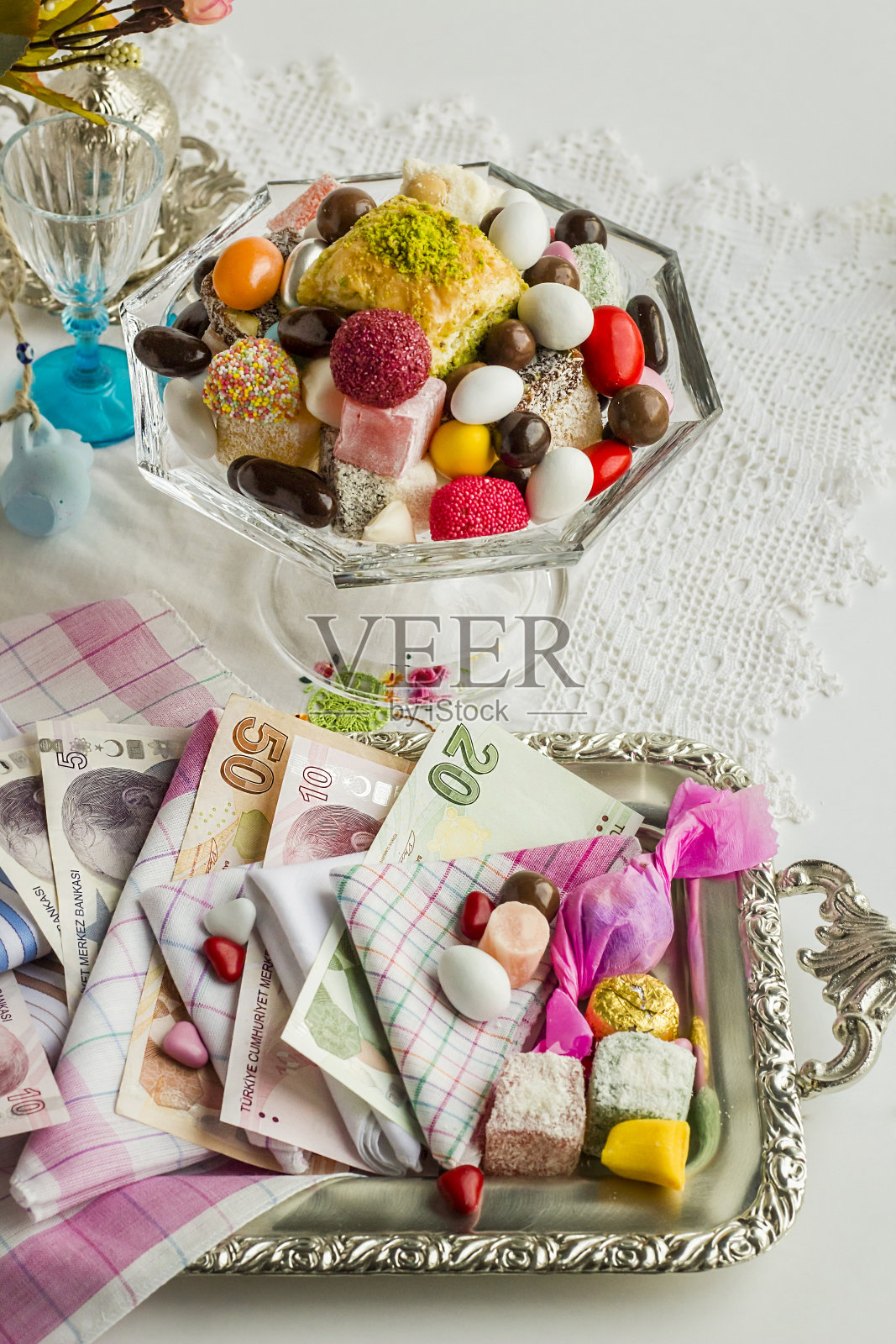 糖果，糖果和土耳其钱在金属托盘与织物手帕照片摄影图片
