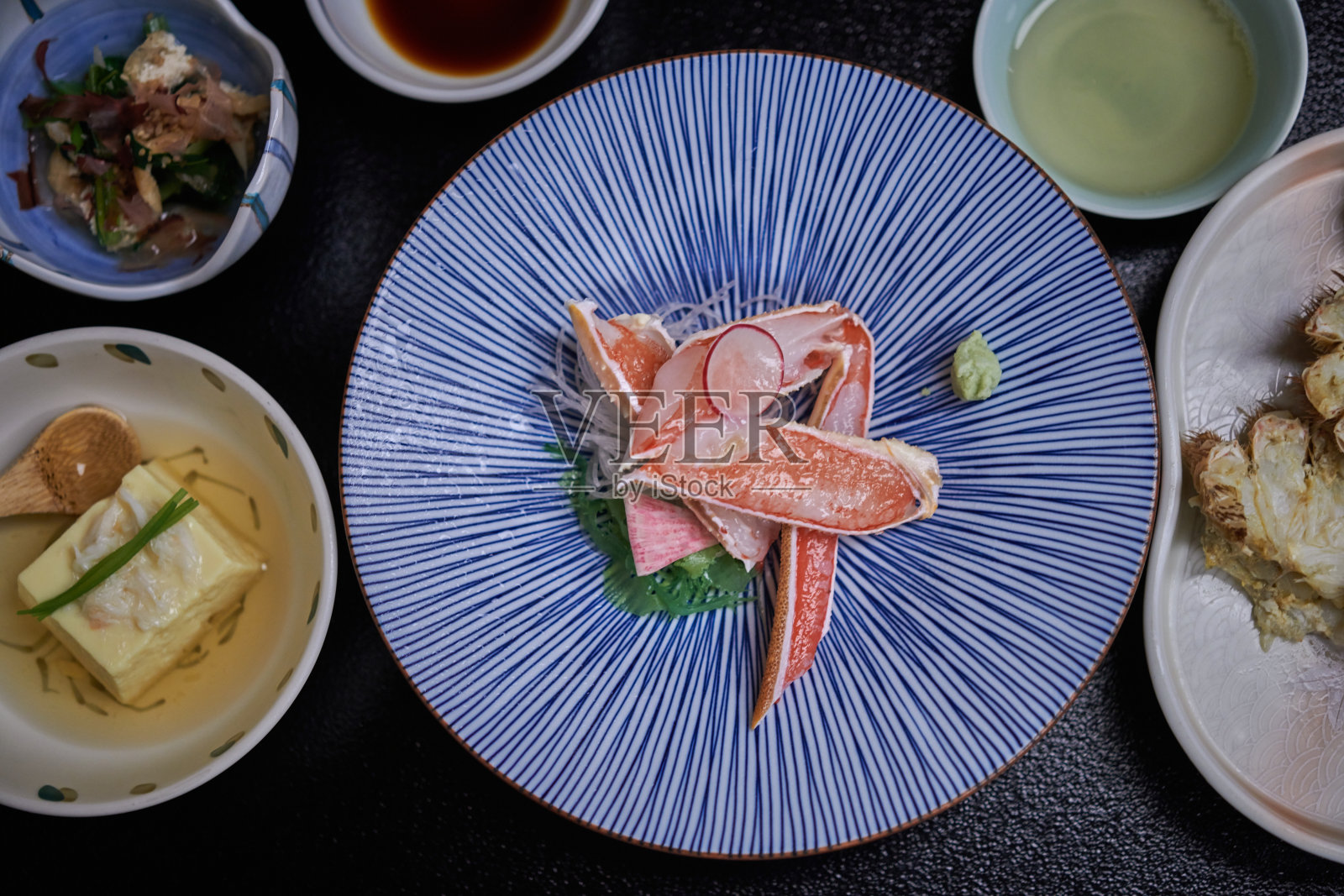 新鲜美味的帝王蟹菜肴照片摄影图片