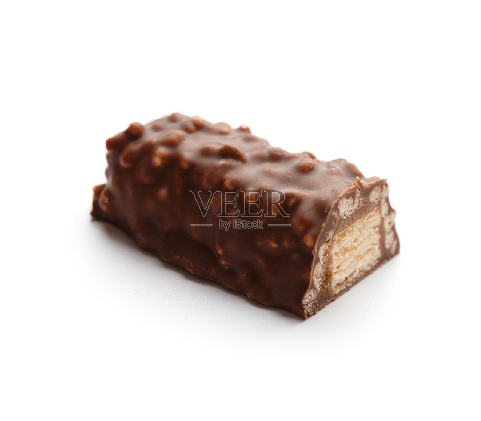 半块酥脆的巧克力放在白色的背景上照片摄影图片