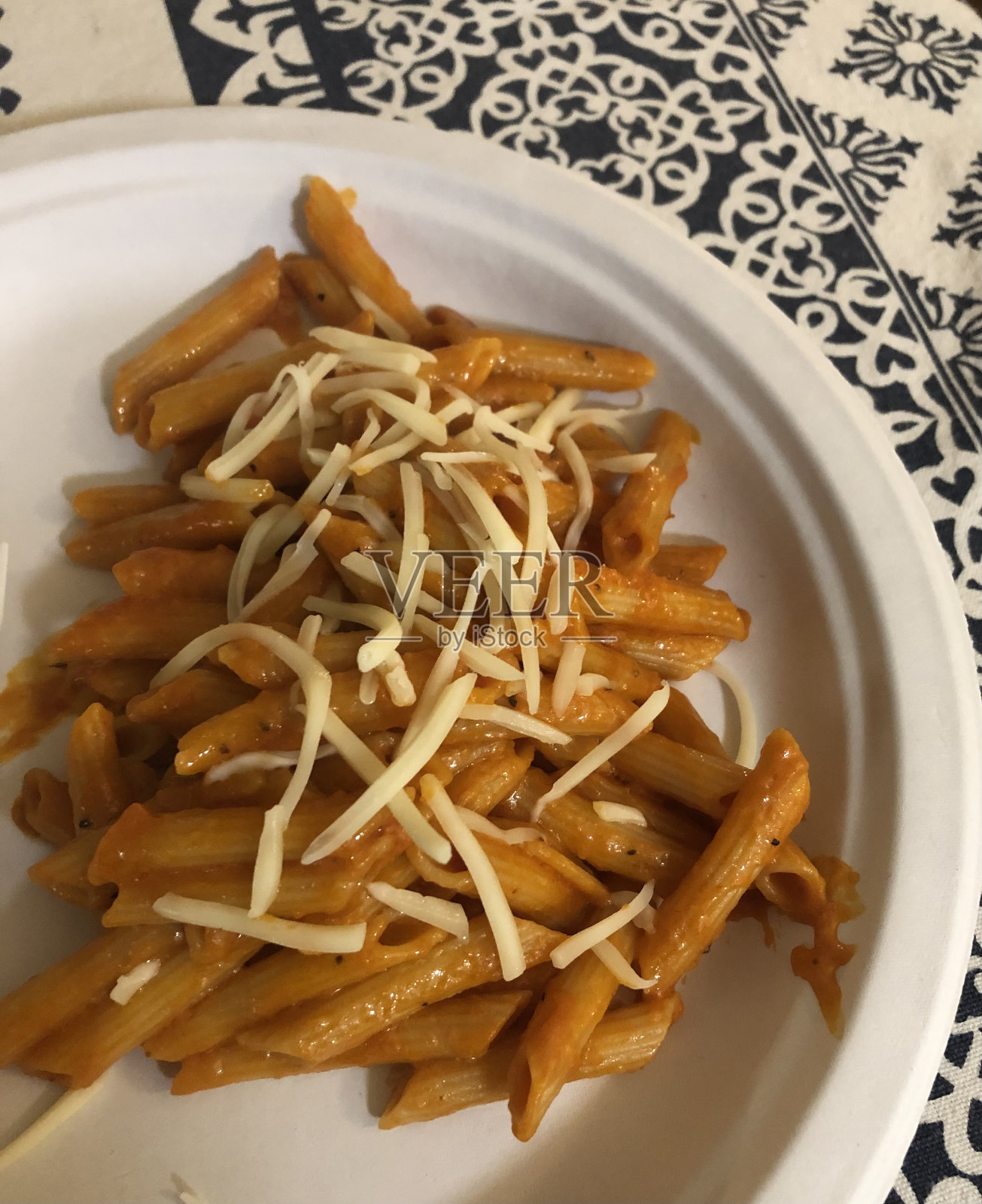 纸盘上的意大利面照片摄影图片