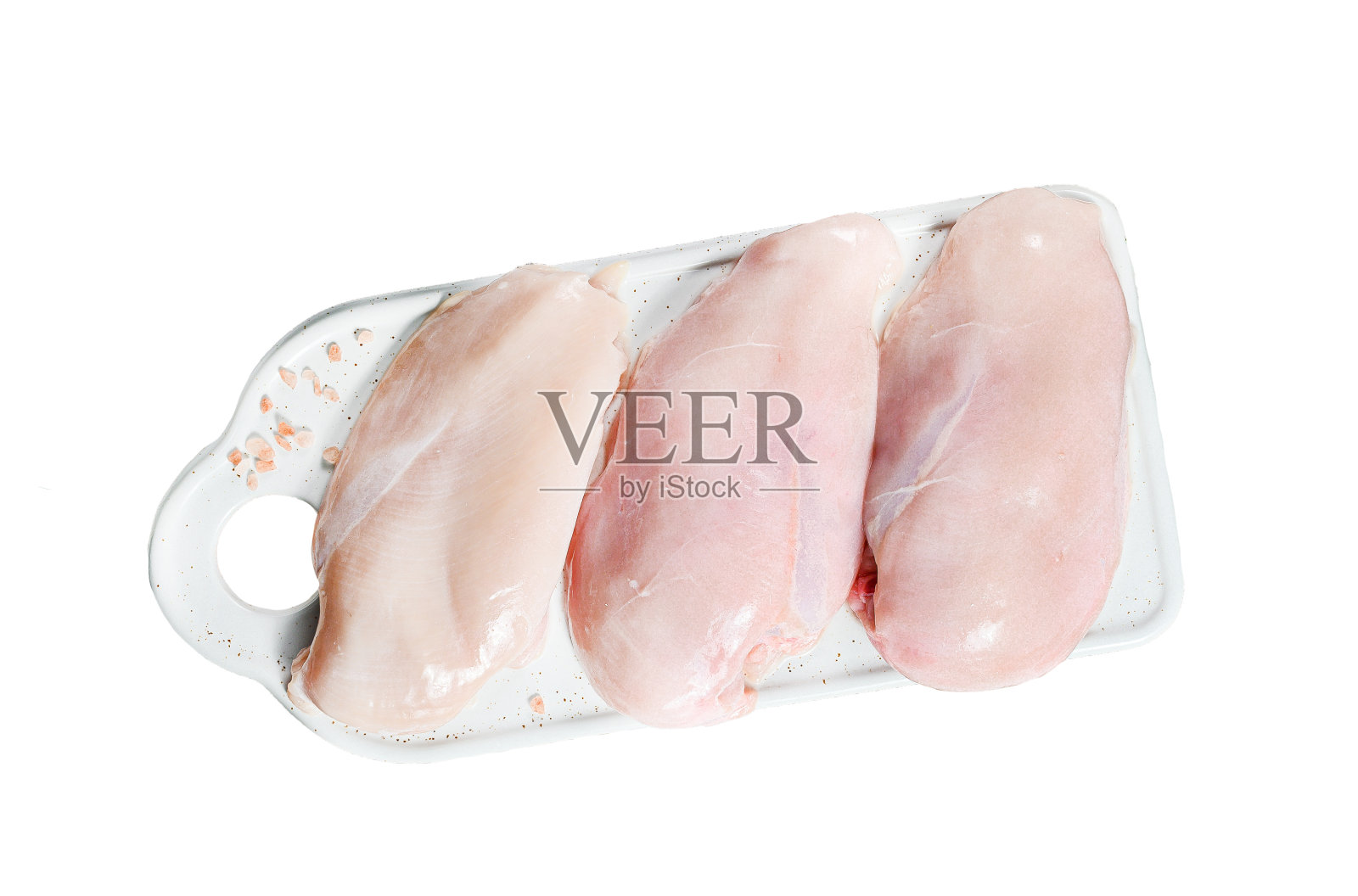 有机农场肉。白色砧板上的生鸡胸肉。新鲜的角。孤立在白色背景上。前视图。照片摄影图片