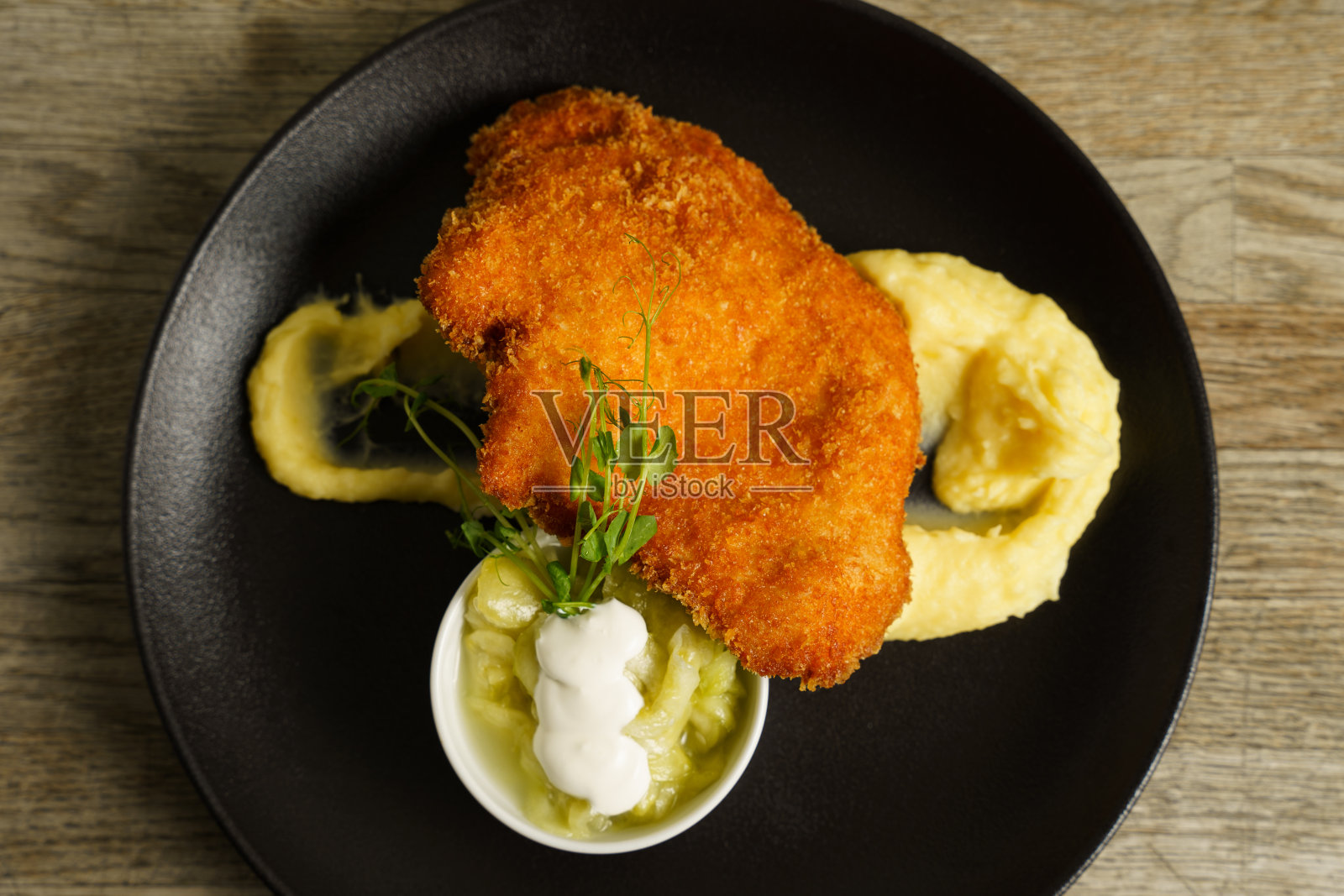 炸肉排，炸鸡配黄瓜沙拉和土豆泥照片摄影图片