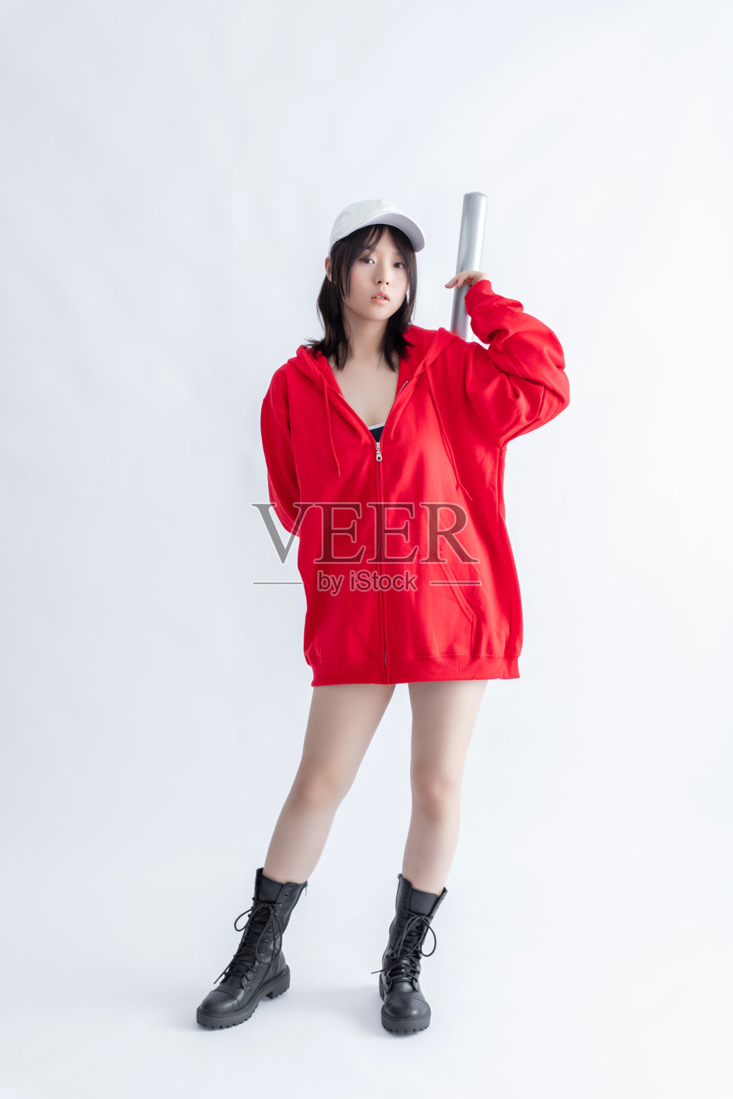 迷人的年轻女子，穿着运动休闲连帽衫和内衣，孤立在白色照片摄影图片