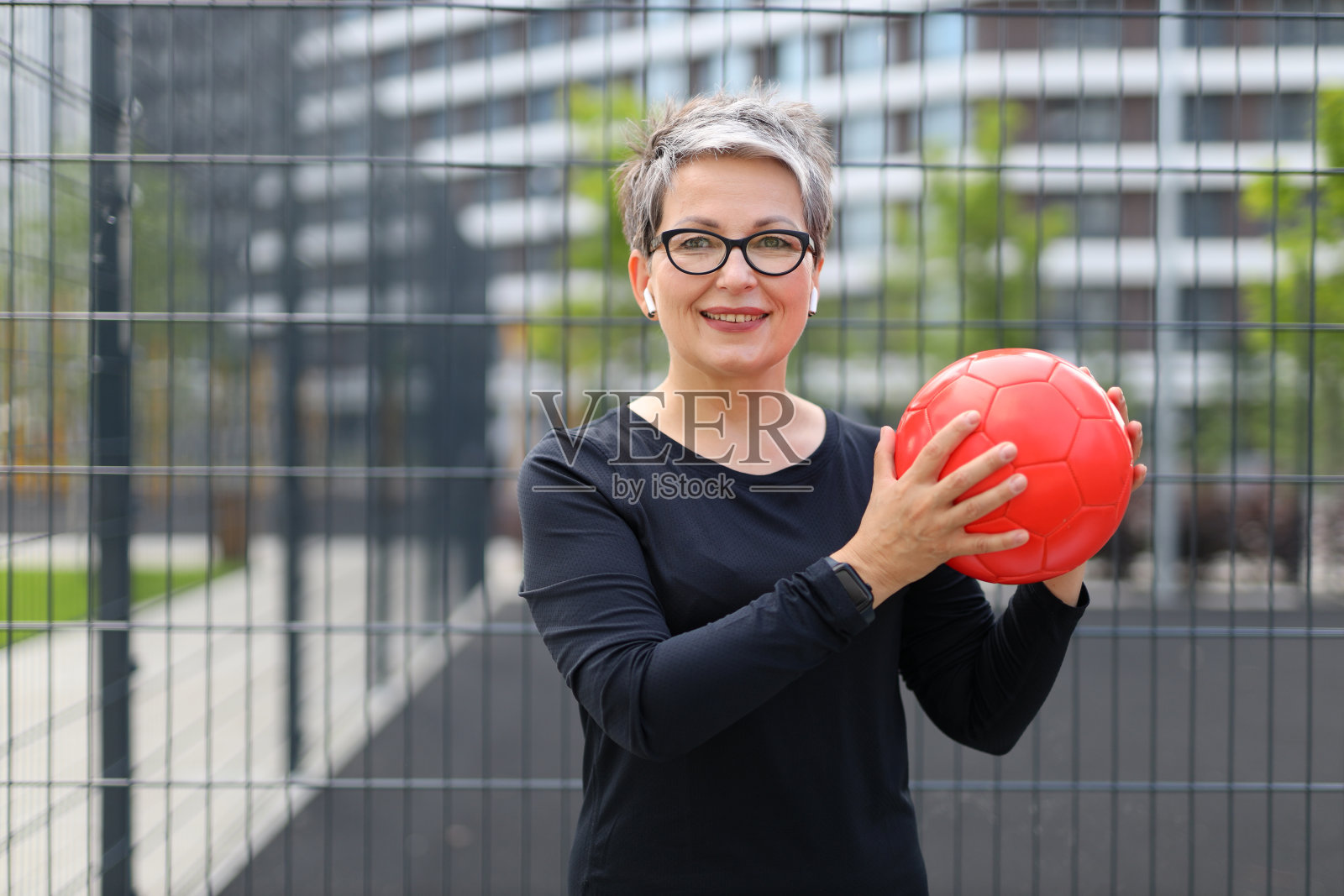 一名白人女子参加排球比赛，在竞技比赛中展示了她的运动能力、技巧和快乐。照片摄影图片