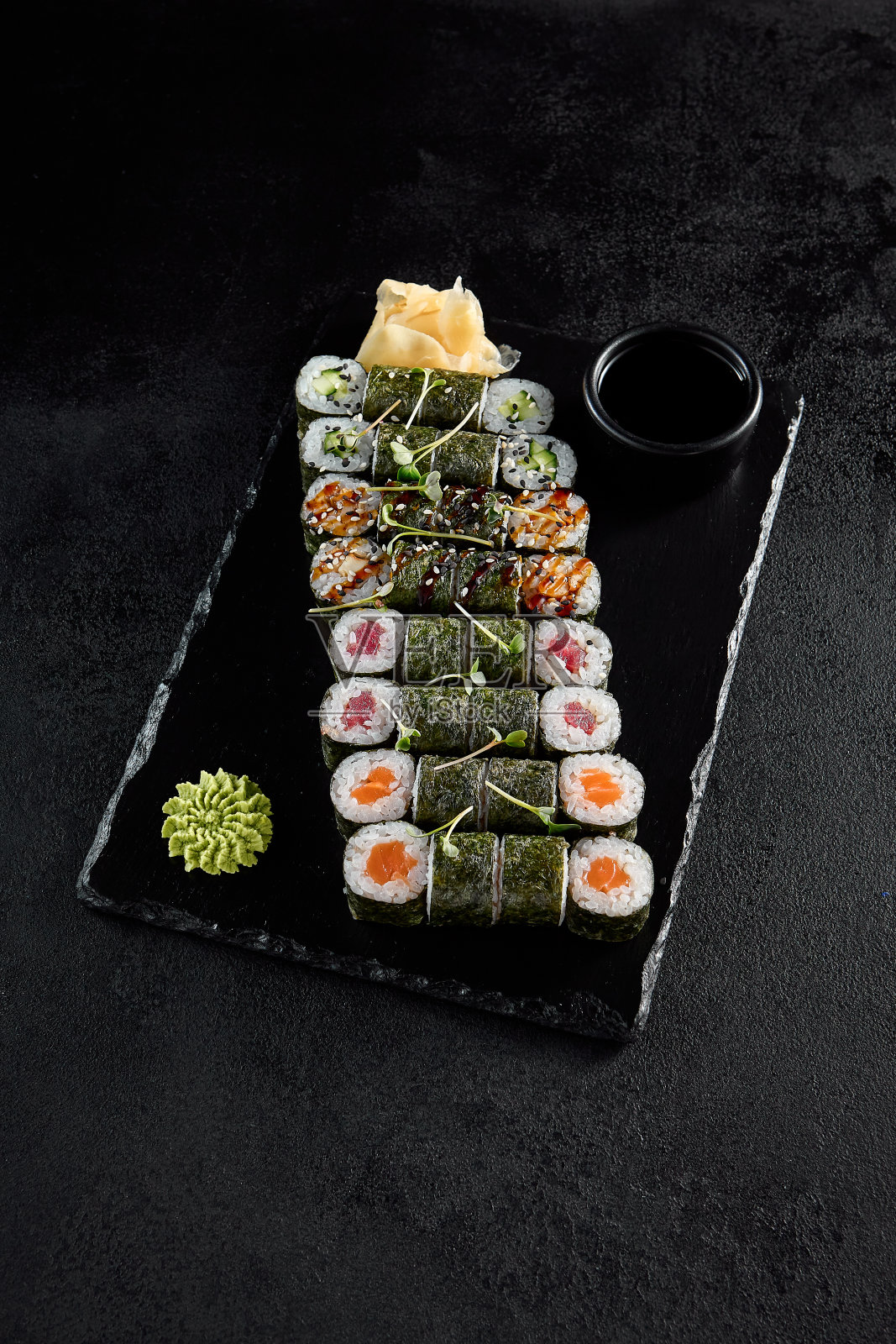 各色细烧寿司集鲑鱼，金枪鱼，鳗鱼，和黄瓜黑色纹理的背景照片摄影图片