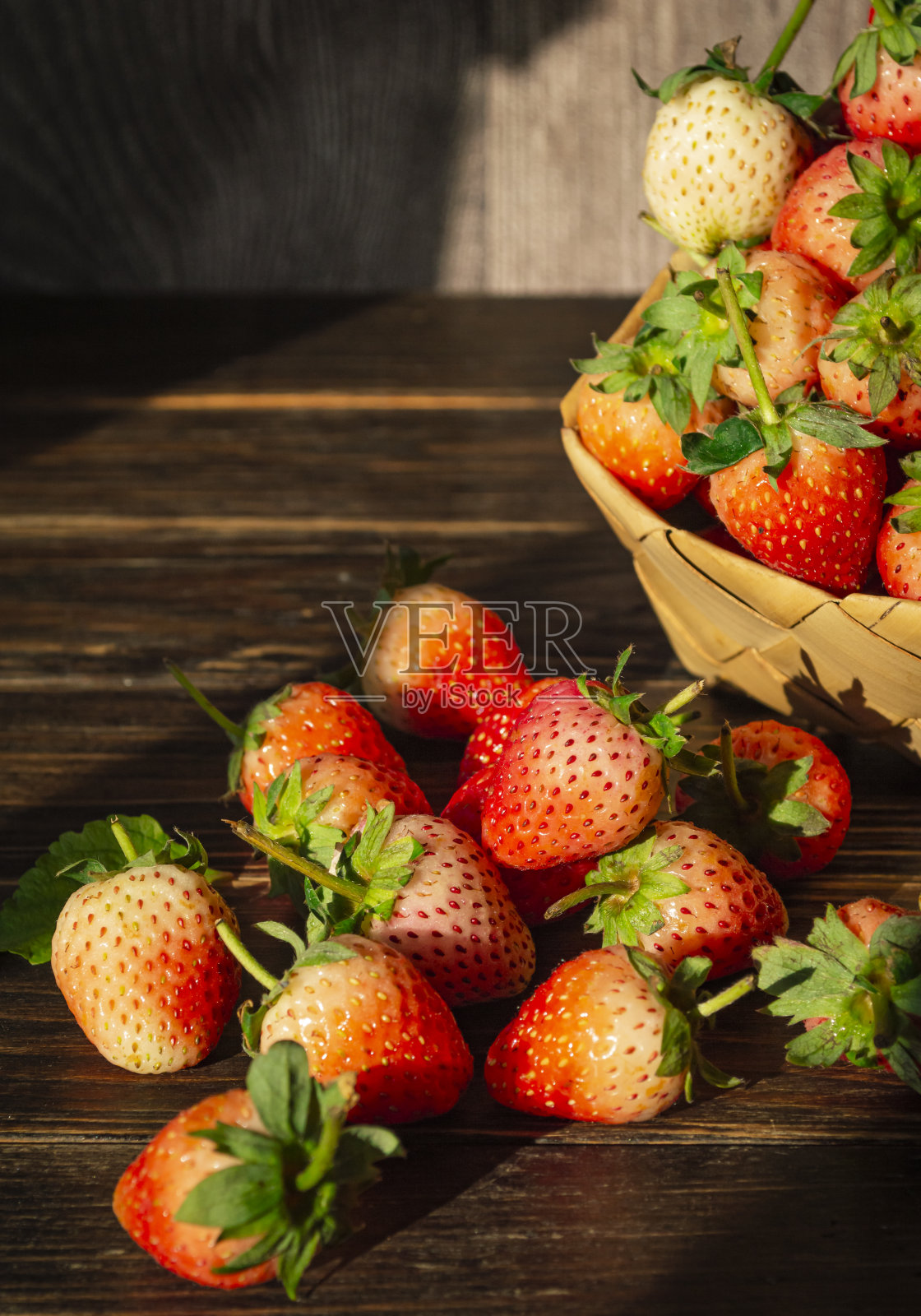 鲜红的草莓，香甜可口。照片摄影图片