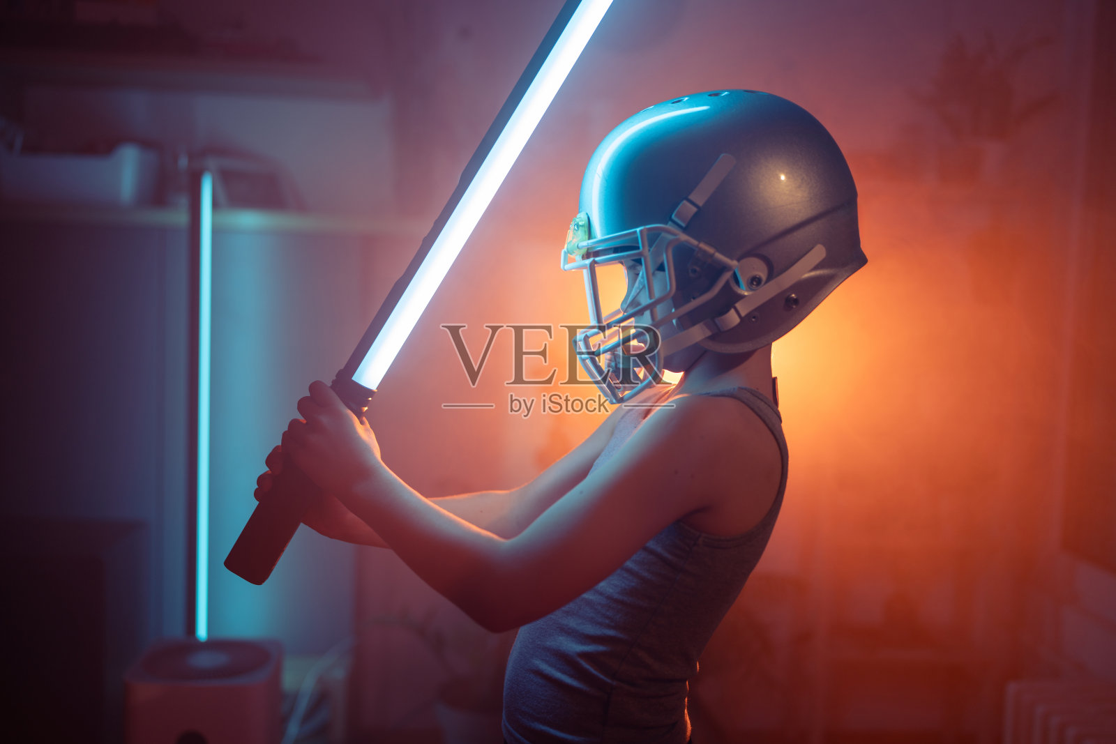 创意男孩晚上在家里玩照片摄影图片