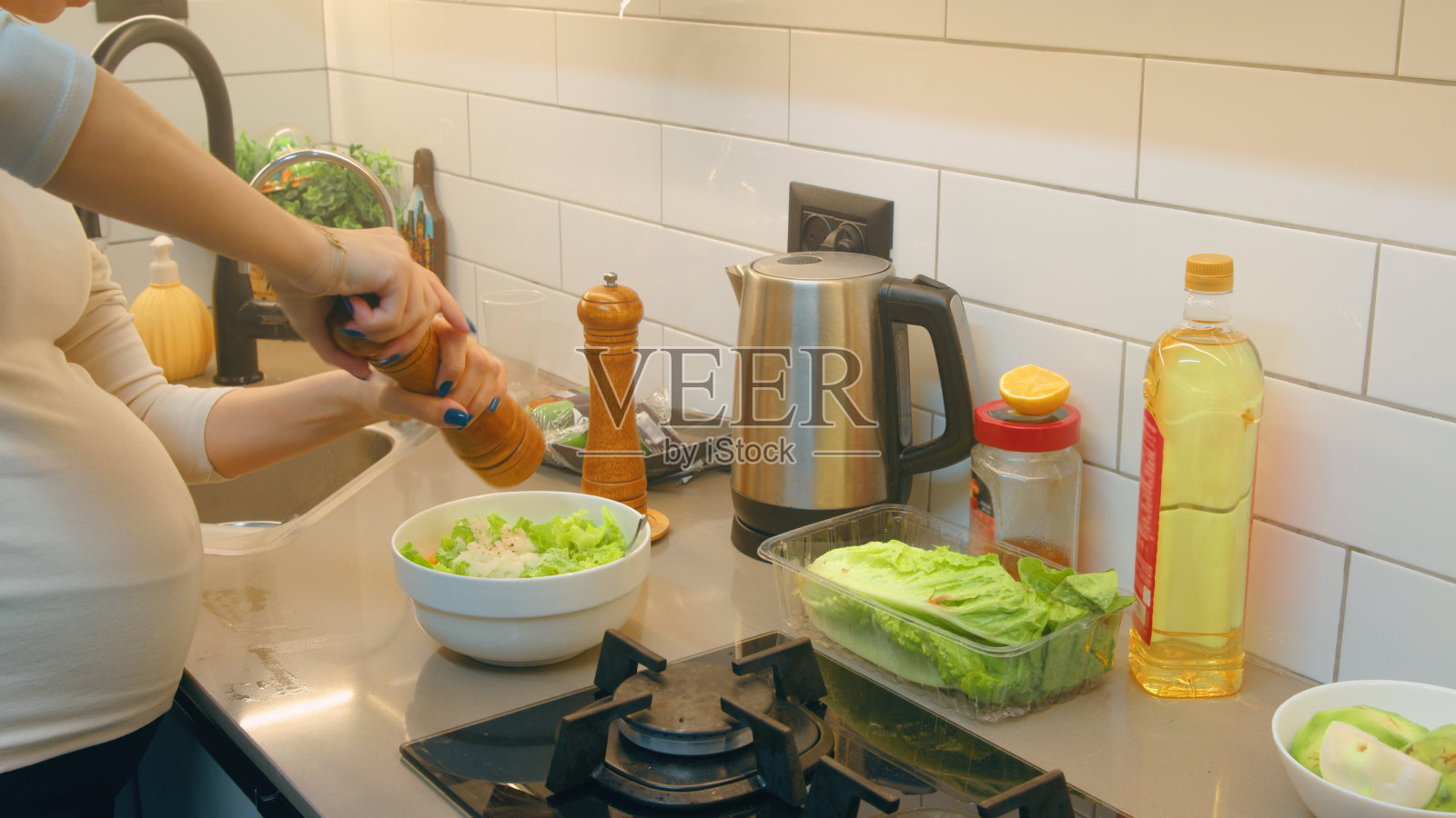 在沙拉中加入调味料照片摄影图片