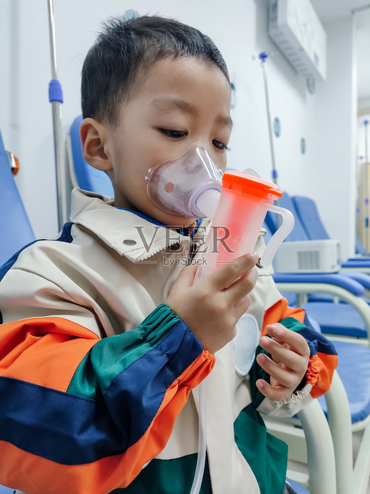 雾化治疗照片摄影图片