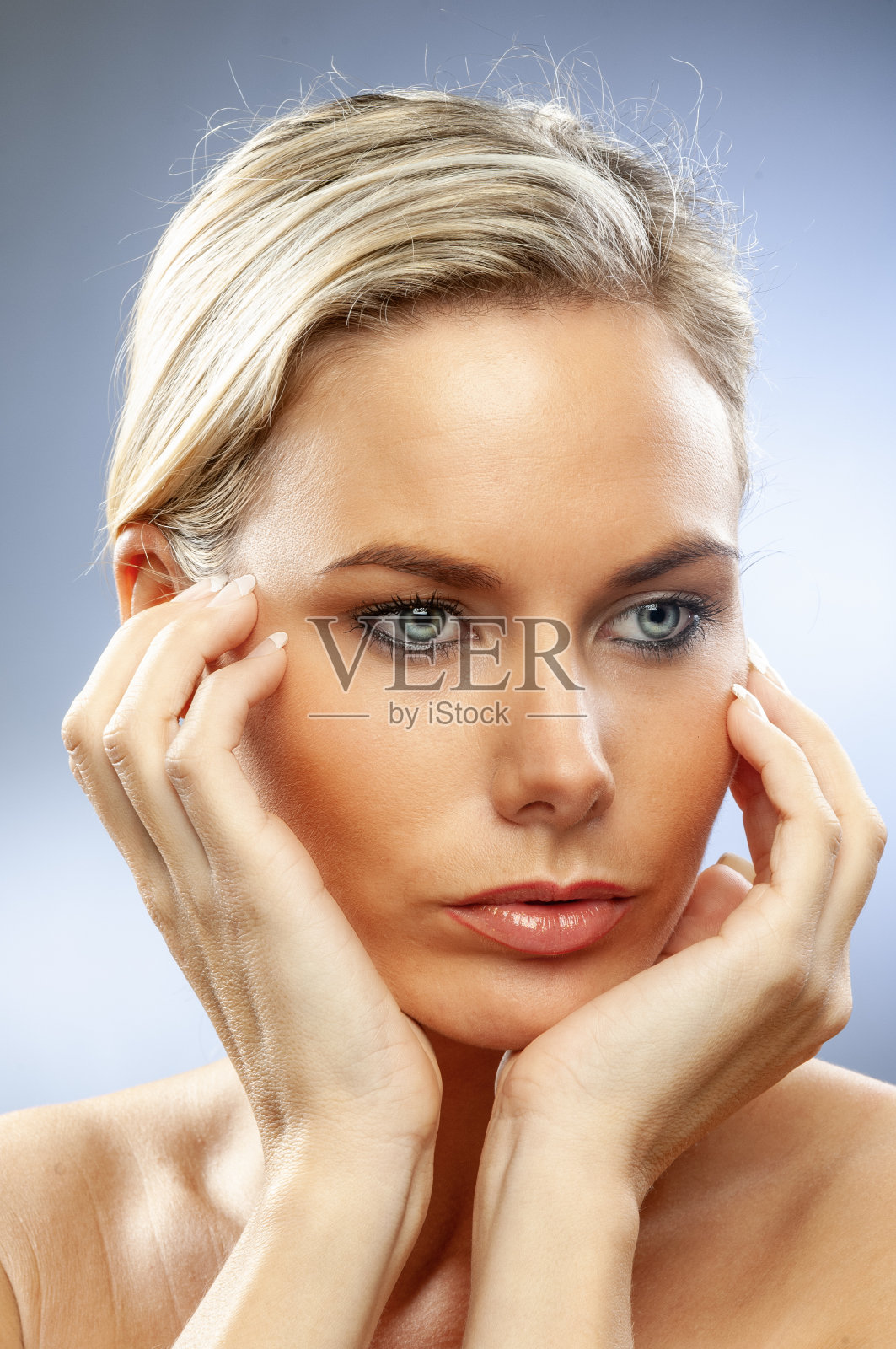 金发碧眼的年轻女子照片摄影图片