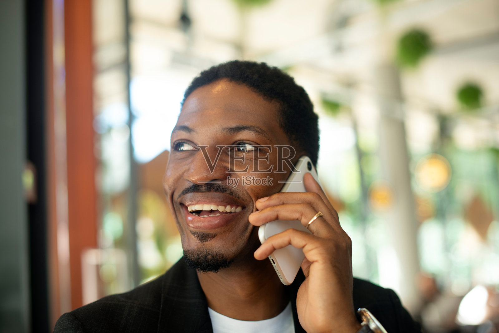 商务，电话，快乐在咖啡厅沟通，项目创意和网络有面子。非洲人，企业家和思考用智能手机进行移动聊天，交谈和微笑照片摄影图片