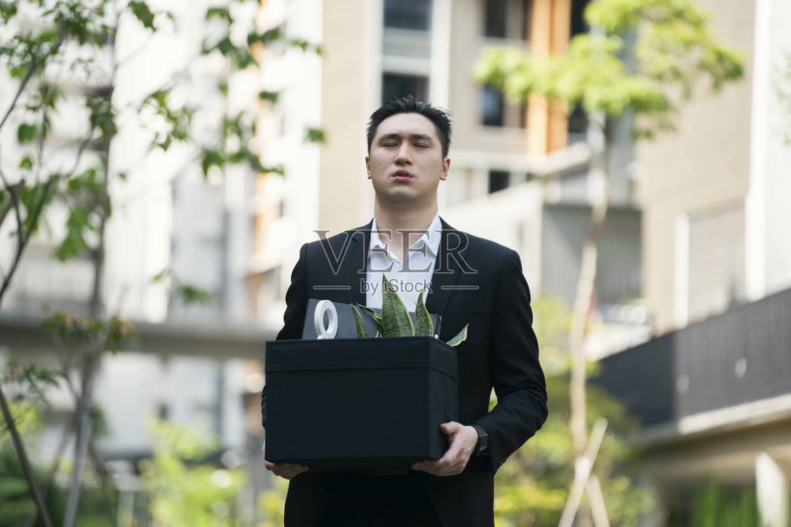 失业后悲伤的中国青年男子照片摄影图片