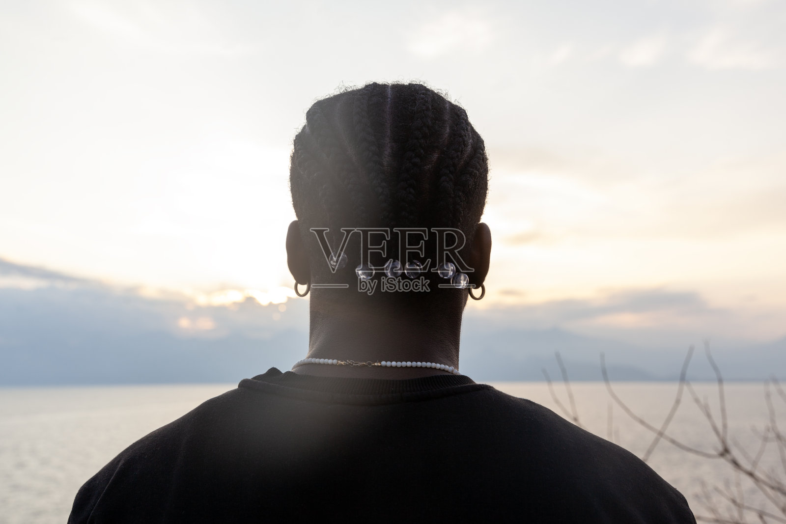 黑人男子的后视图照片摄影图片