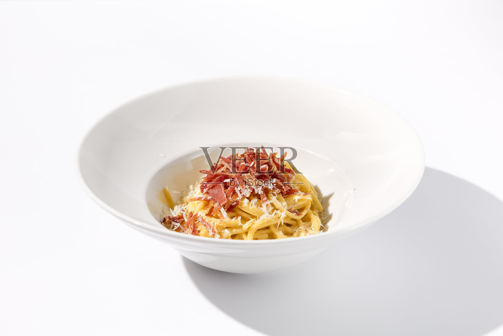 经典的意大利烤肉意面与培根，奶酪，蛋黄，在一个白色的碗为传统的烹饪经验照片摄影图片