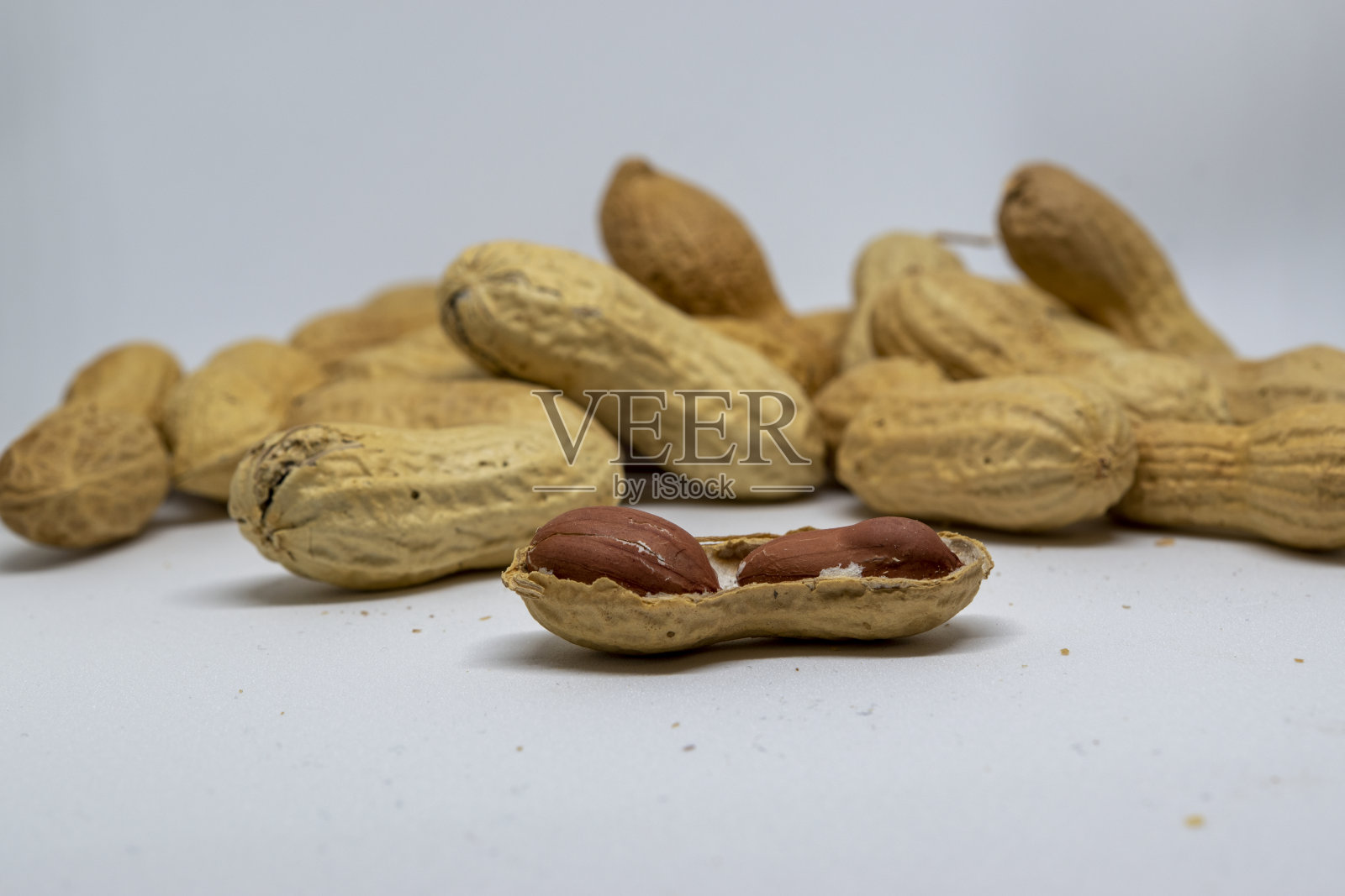 花生和白色背景照片摄影图片