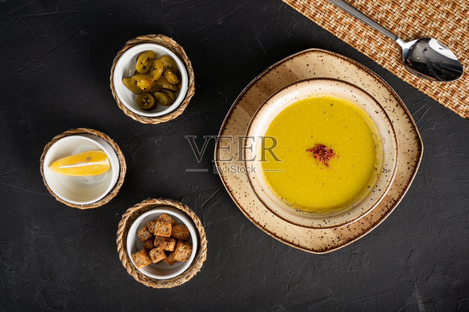 扁豆汤配烤面包和泡菜照片摄影图片