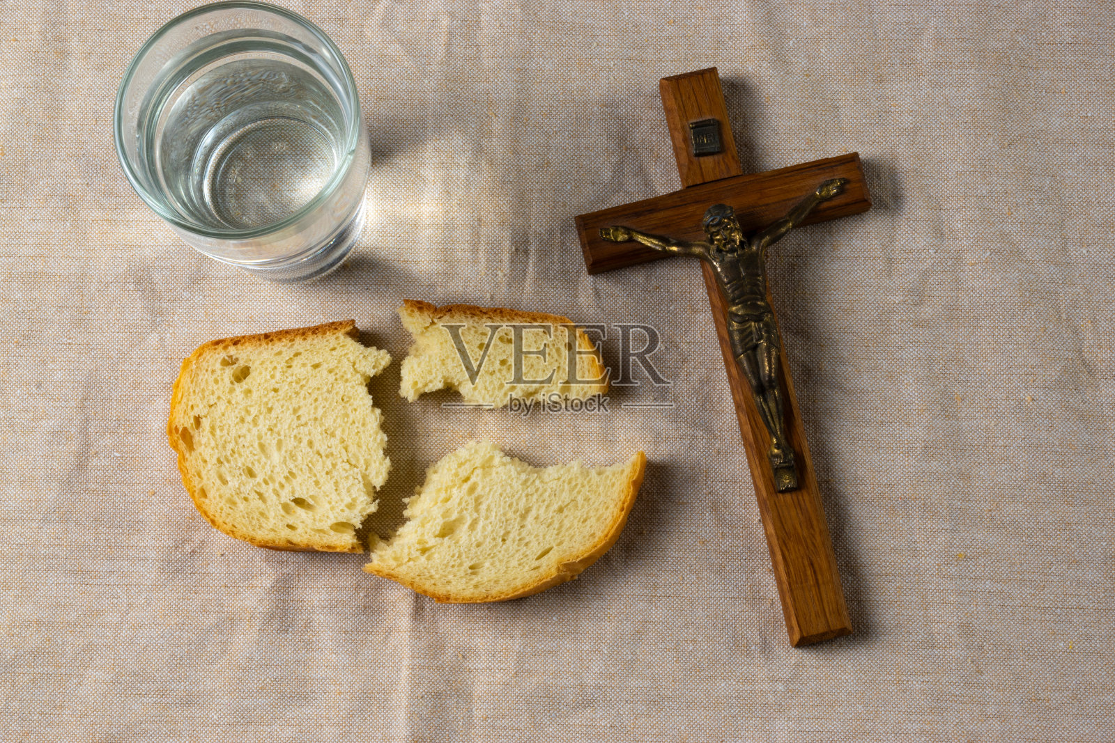 四旬斋——面包、水和十字架照片摄影图片