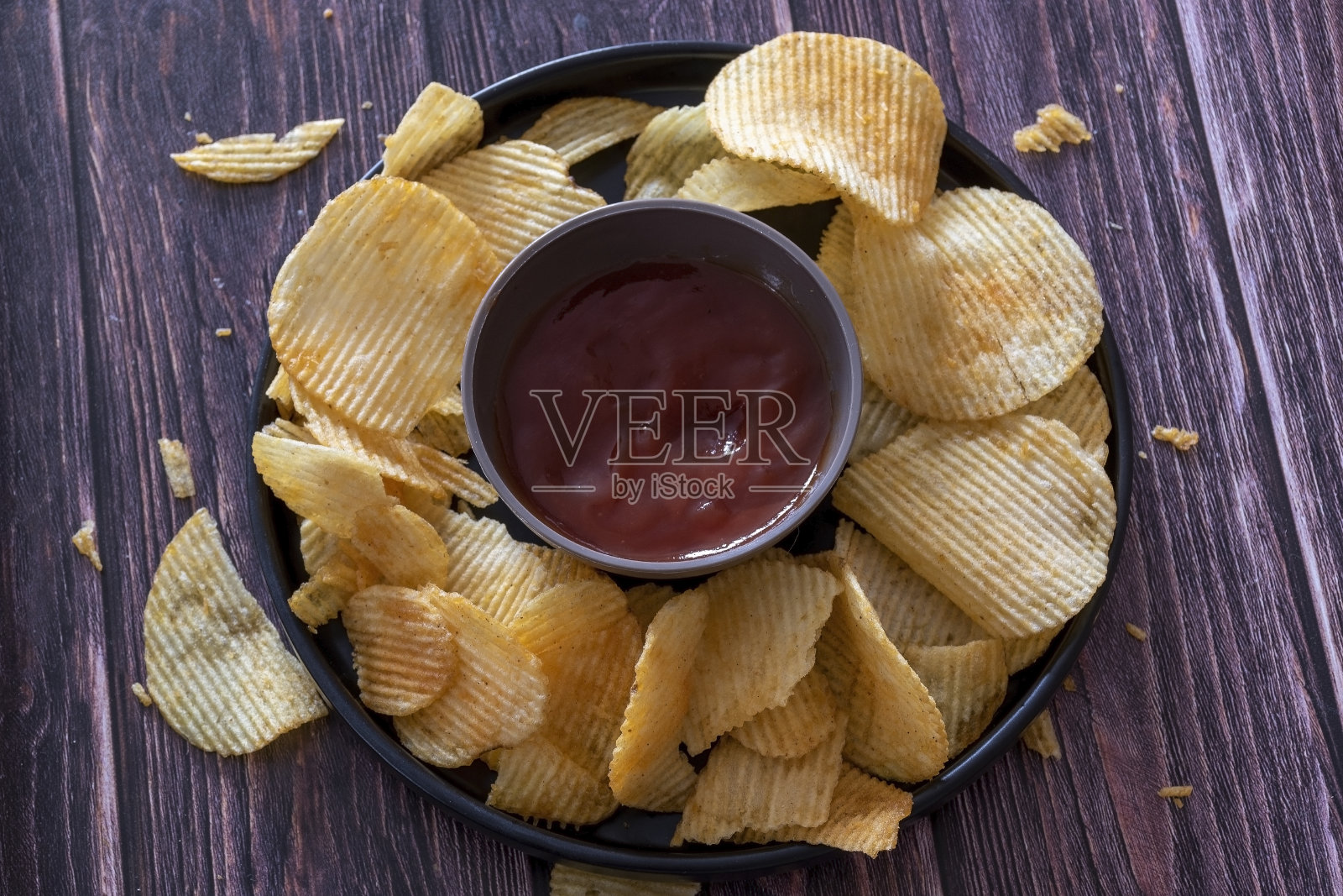 薯条和酱汁放在桌子上照片摄影图片