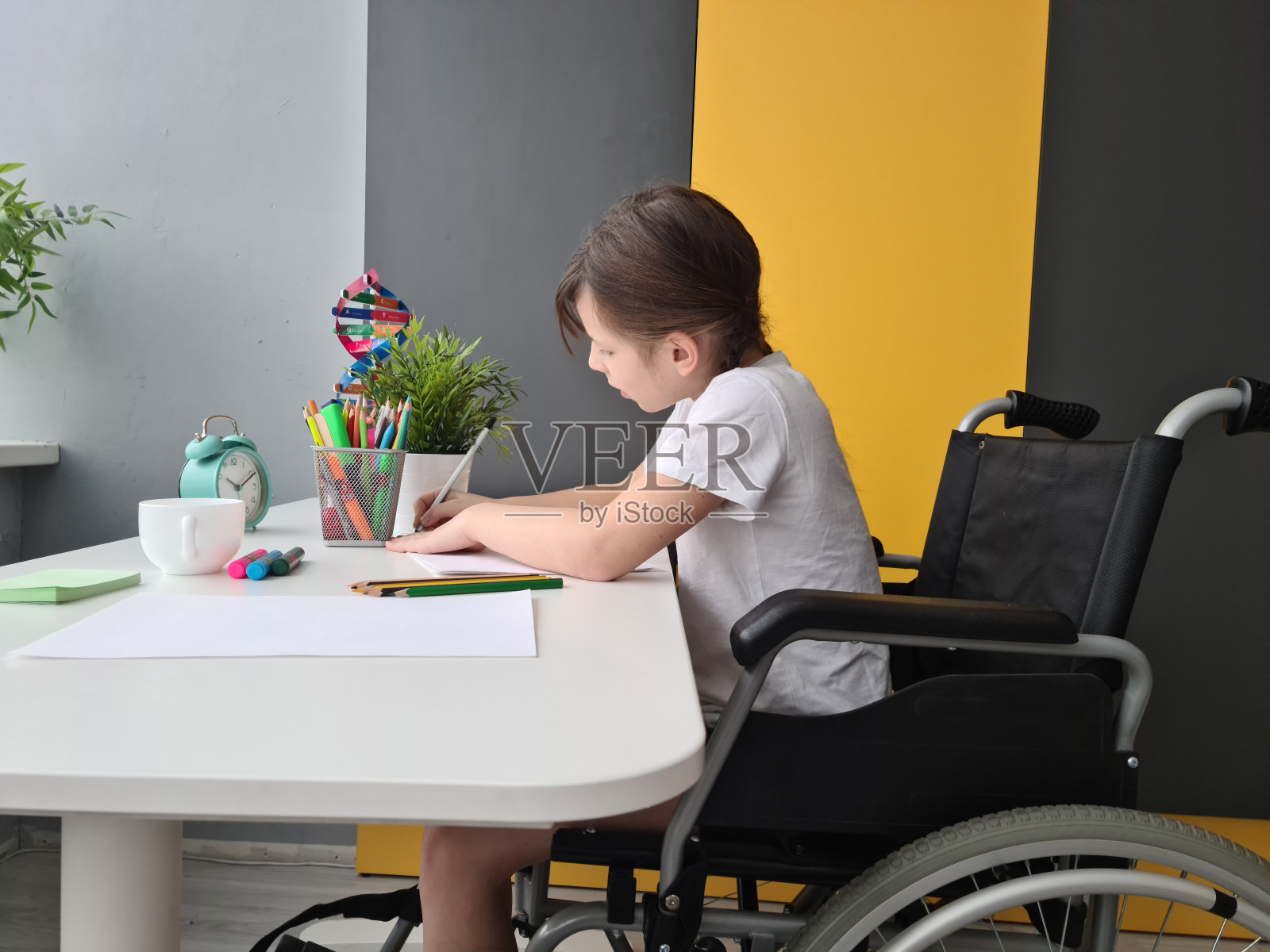 坐轮椅的小女孩白天在家画画照片摄影图片