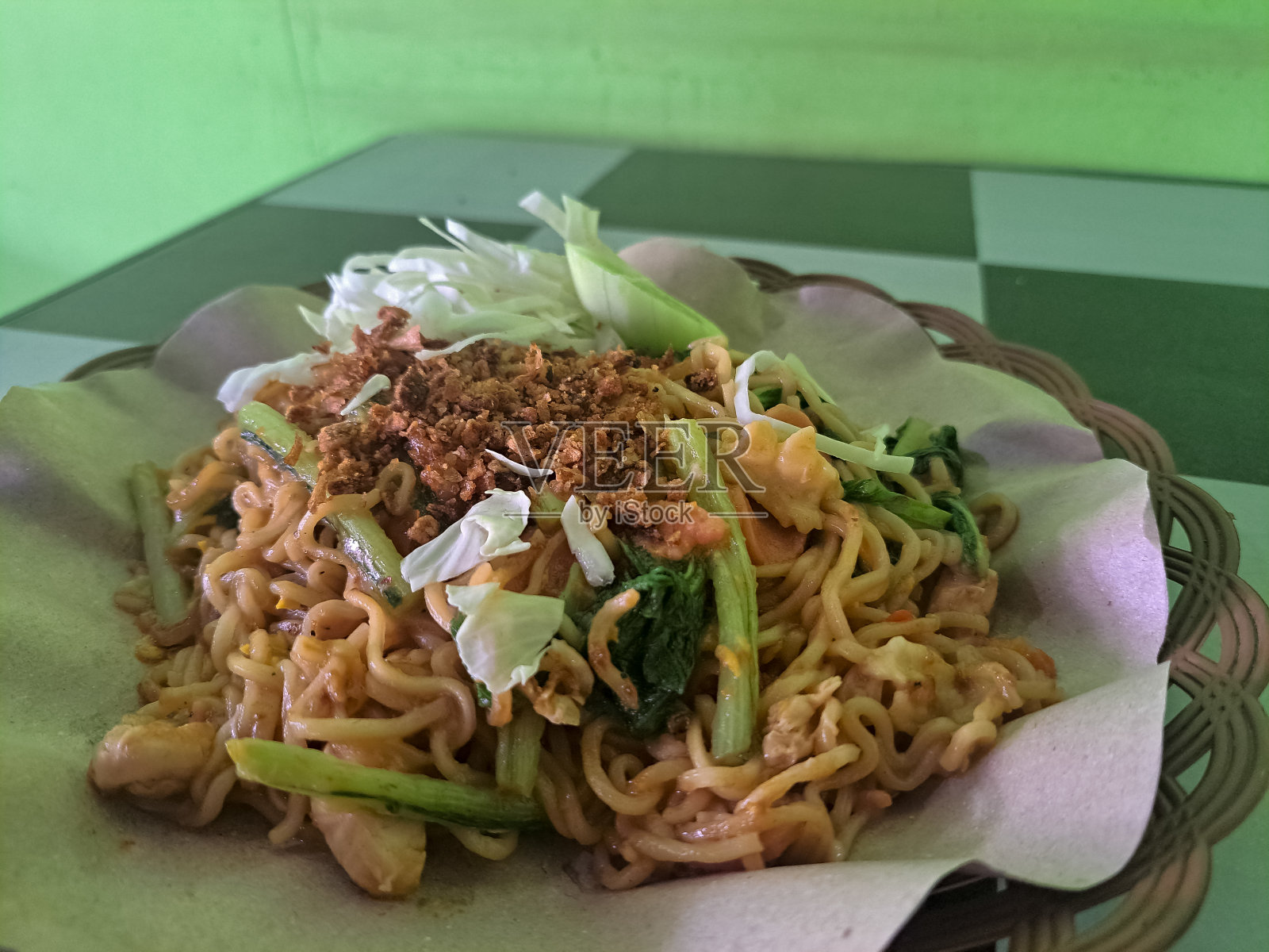 美味的炒面或米羹配洋葱粉和混合蔬菜。Mi Goreng Dengan Bawang Goreng Tabur Dan Campuran Sayuran食品菜单。照片摄影图片