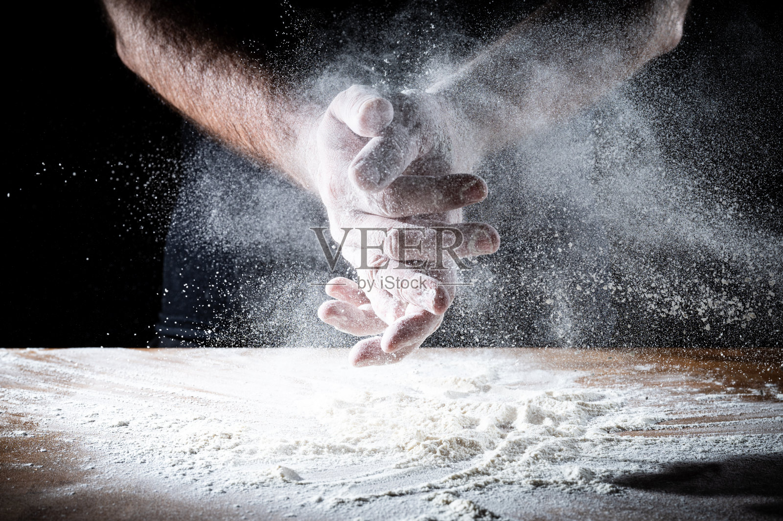 后台的手在工作台上与面粉的特写照片摄影图片