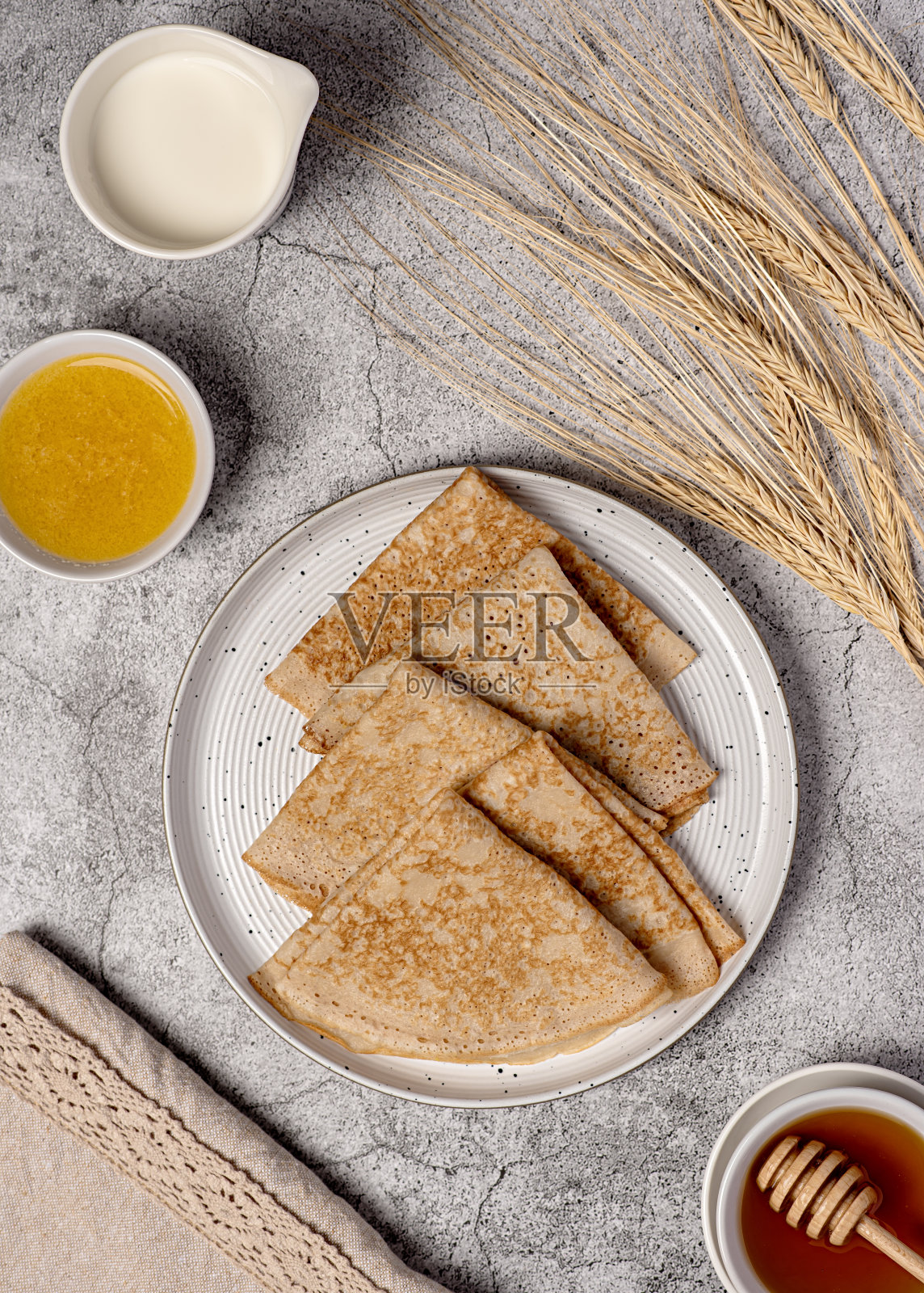 用融化的黄油拍摄可丽饼的美食照片照片摄影图片