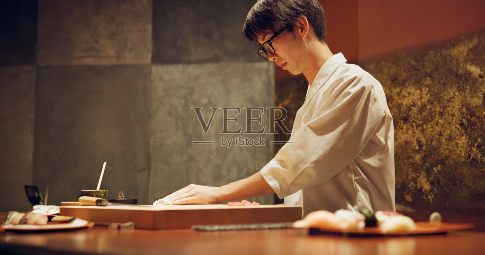 厨师，餐厅或日本寿司作为鱼，生鲑鱼或健康食品为当地的厨房文化。亚洲人，双手和技能在米饭木板上，餐桌和餐饮的海鲜菜单营养照片摄影图片