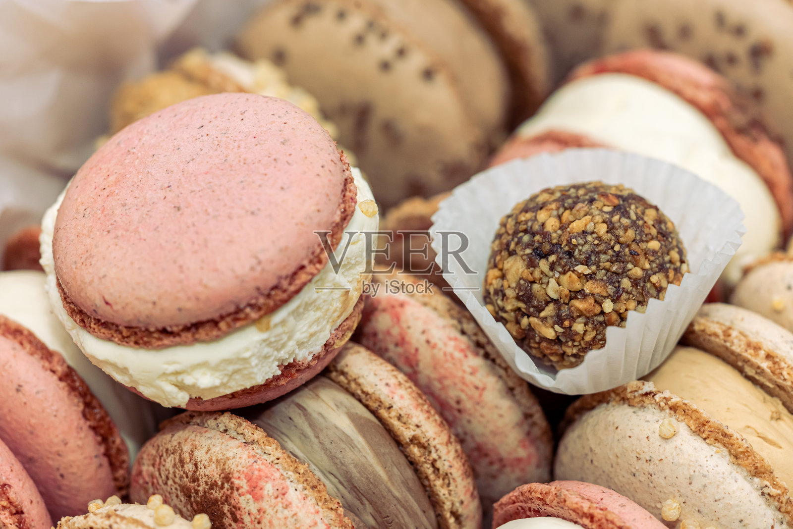 五颜六色的传统美味法国饼干马卡龙为背景照片摄影图片