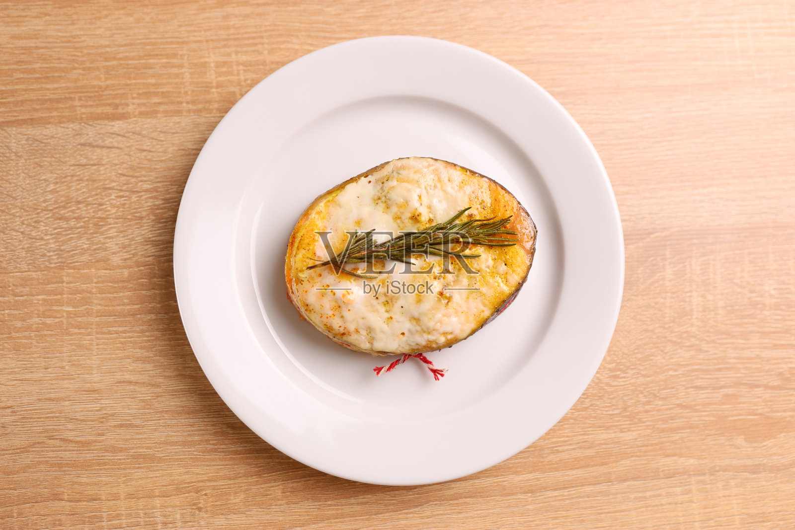 一块刚烤好的鲑鱼被放在盘子里照片摄影图片