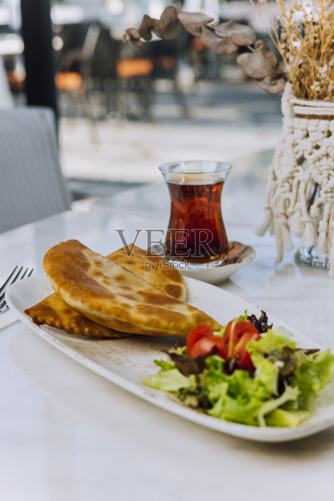 生的糕点，与沙拉和茶一起食用照片摄影图片