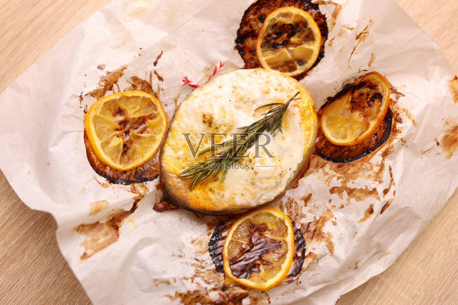 一块刚烤好的鲑鱼被放在盘子里照片摄影图片