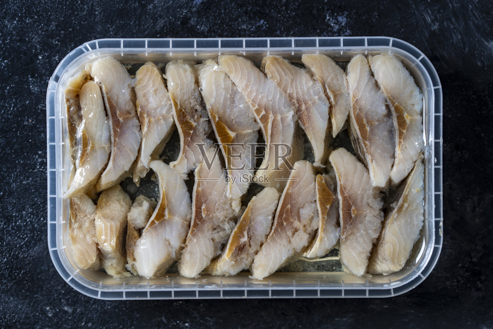 油酱鲱鱼切片(特写，俯视图照片摄影图片