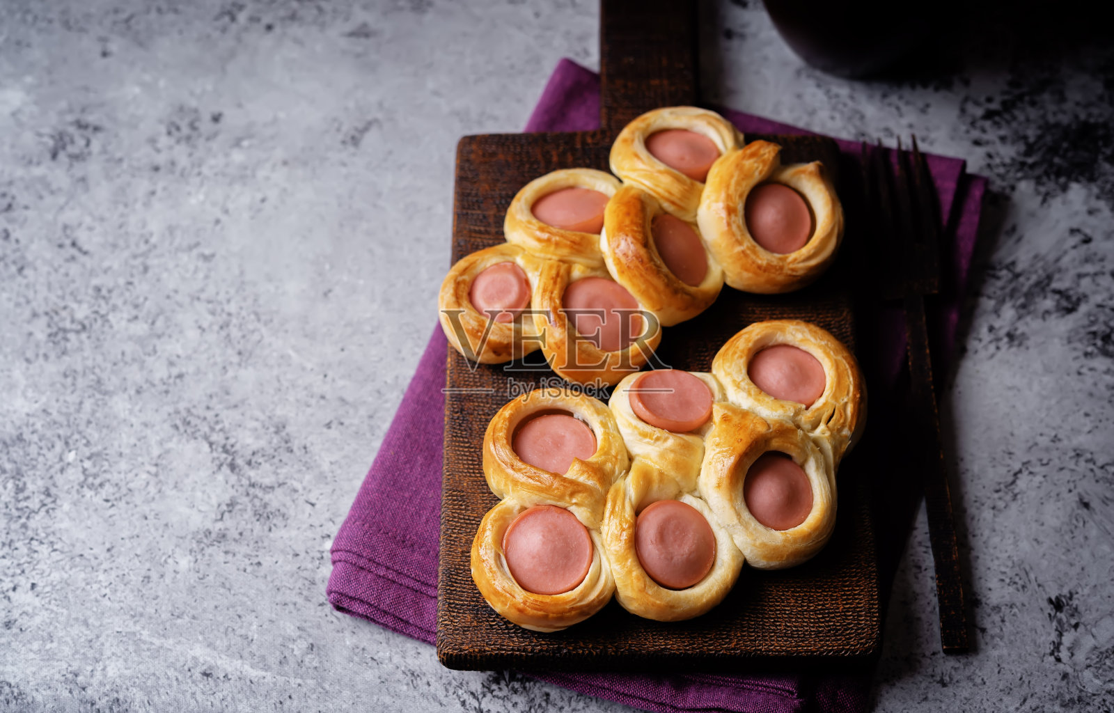 烤香肠面包热狗在木板上照片摄影图片