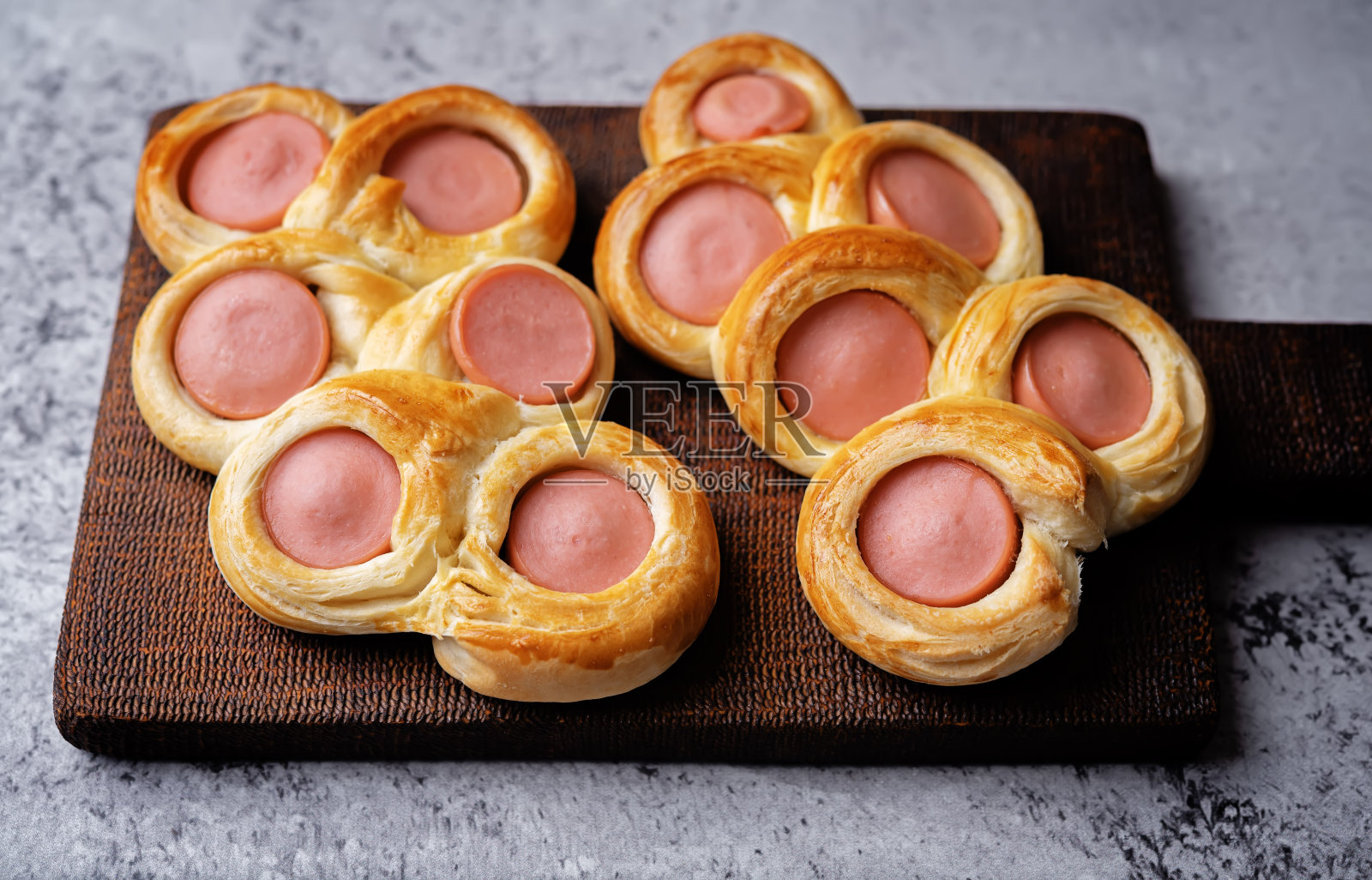 烤香肠面包热狗在木板上照片摄影图片