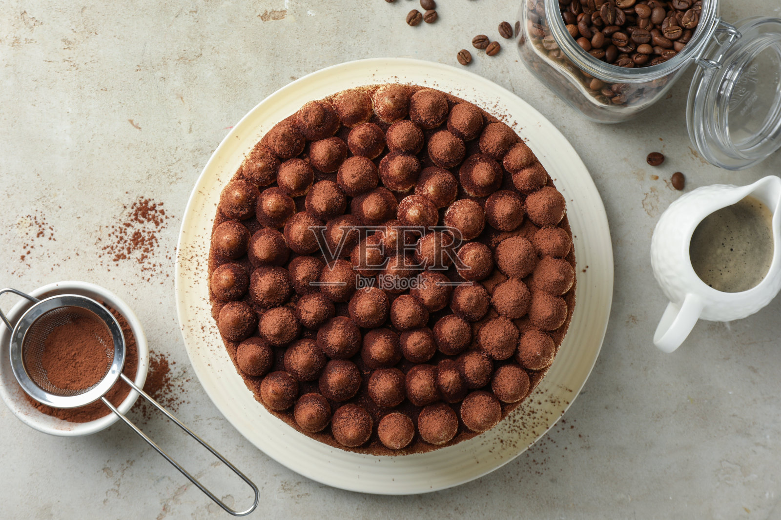 美味的提拉米苏可可粉蛋糕，轻纹理的桌子，平铺照片摄影图片