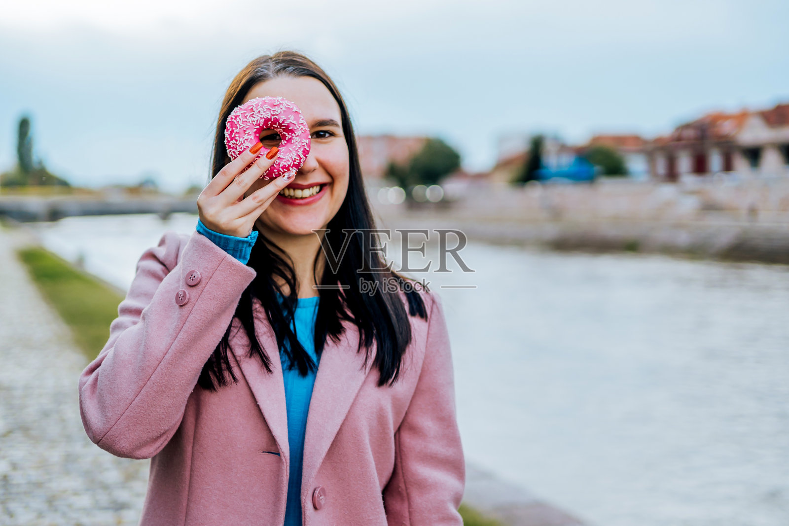 吃甜甜圈的女人很开心照片摄影图片