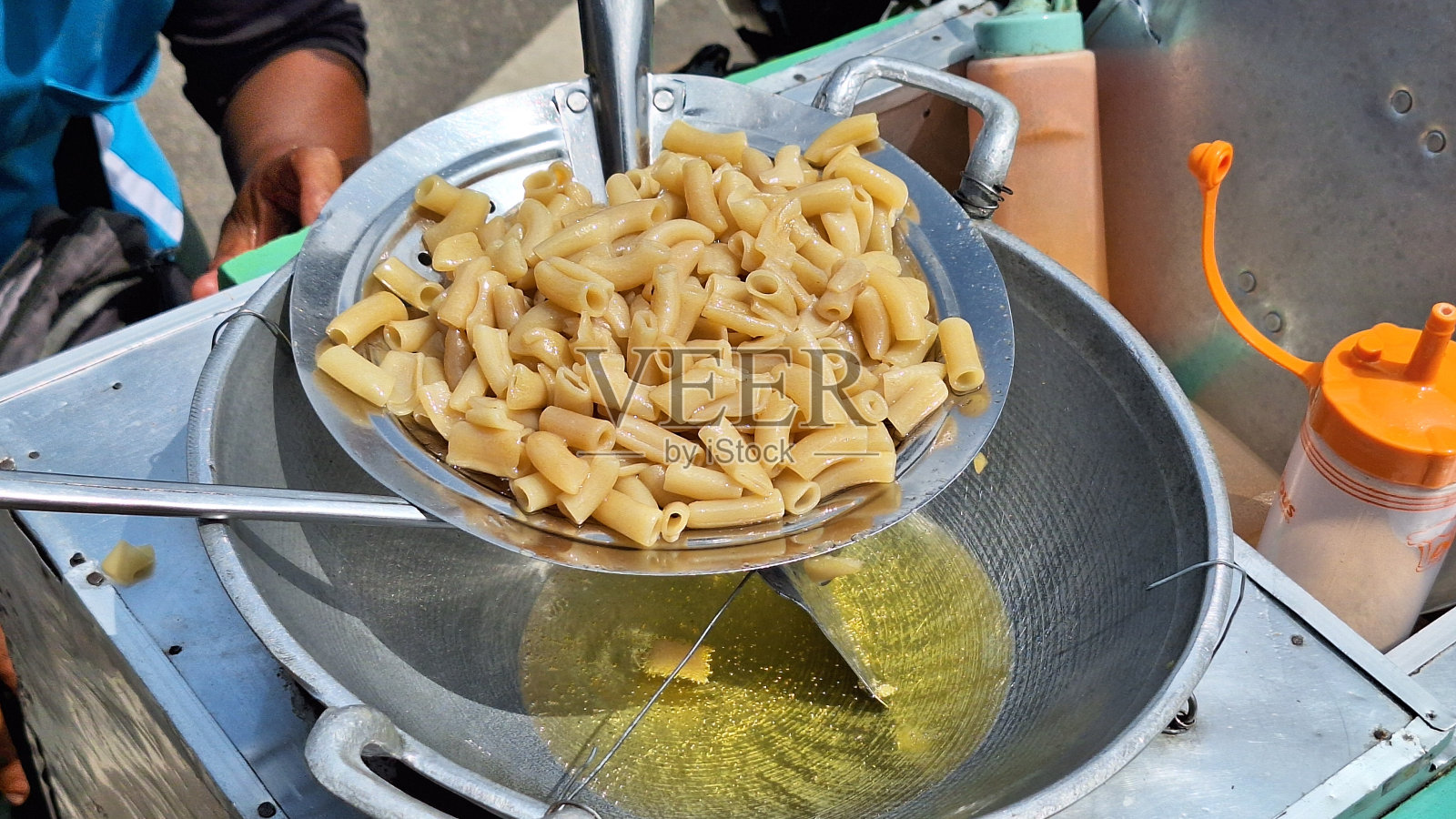 印尼街头小吃，新鲜油炸，沥干。照片摄影图片